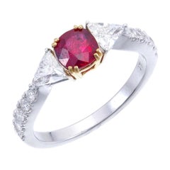 Anello in oro con rubino birmano certificato GRS da 0.92 carati, colore "pigeon blood", non trattato termicamente
