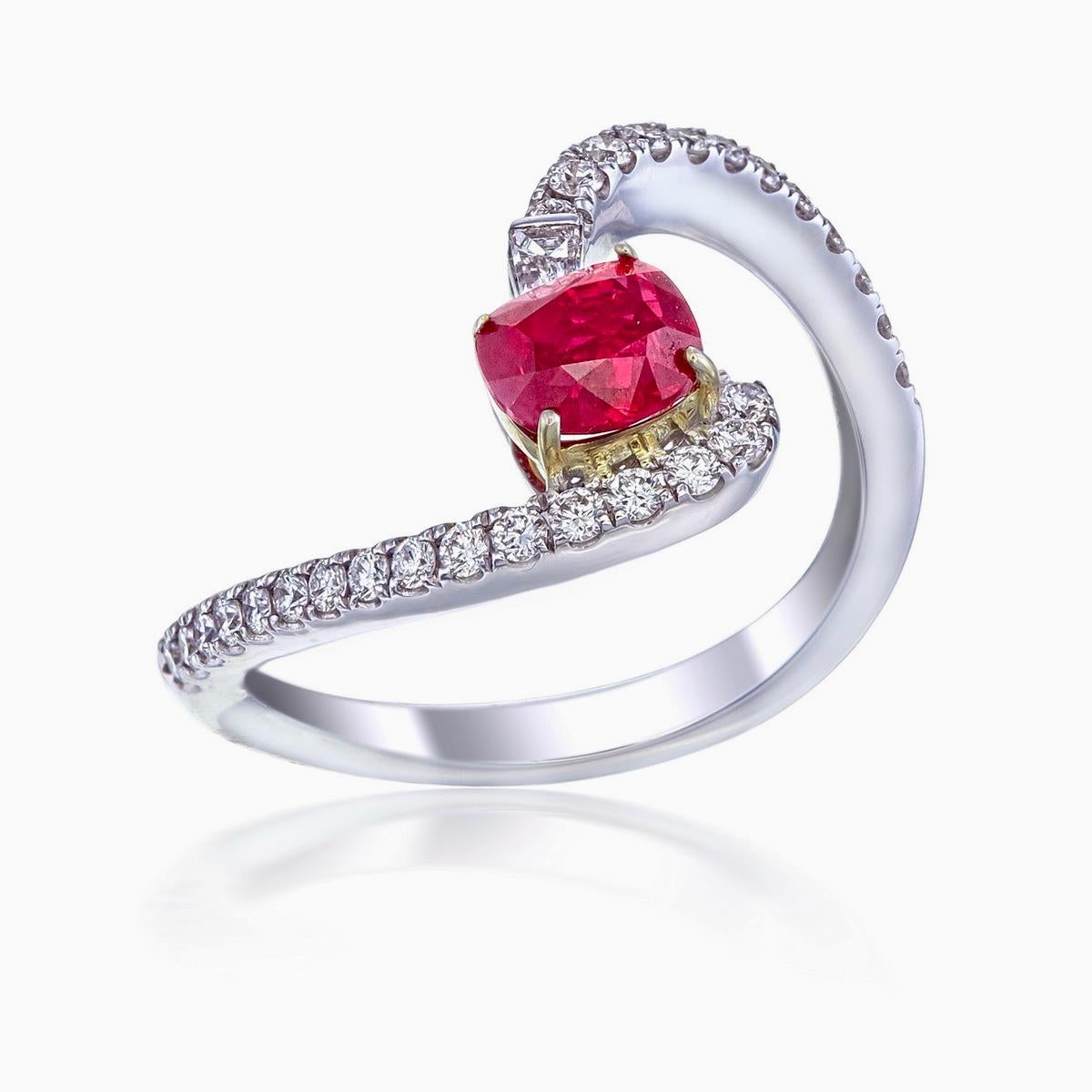 Voici l'exquise bague en rubis et diamants de Design/One, un chef-d'œuvre moderne qui marie avec art le design contemporain et l'élégance intemporelle. Inspirée par la beauté époustouflante de la nature, cette bague est ornée en son centre d'un