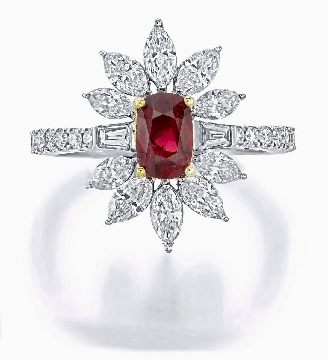 Dieser Ring von REWA Jewelry präsentiert in seiner Mitte einen leuchtenden Rubin von 0,95 Karat. Der Ring ist von GemResearch Swisslab (GRS) als 'Pigeon Blood' zertifiziert, Zertifikat Nummer GRS2021-121235.

Der Rubin ist von 1,33 Karat Diamanten