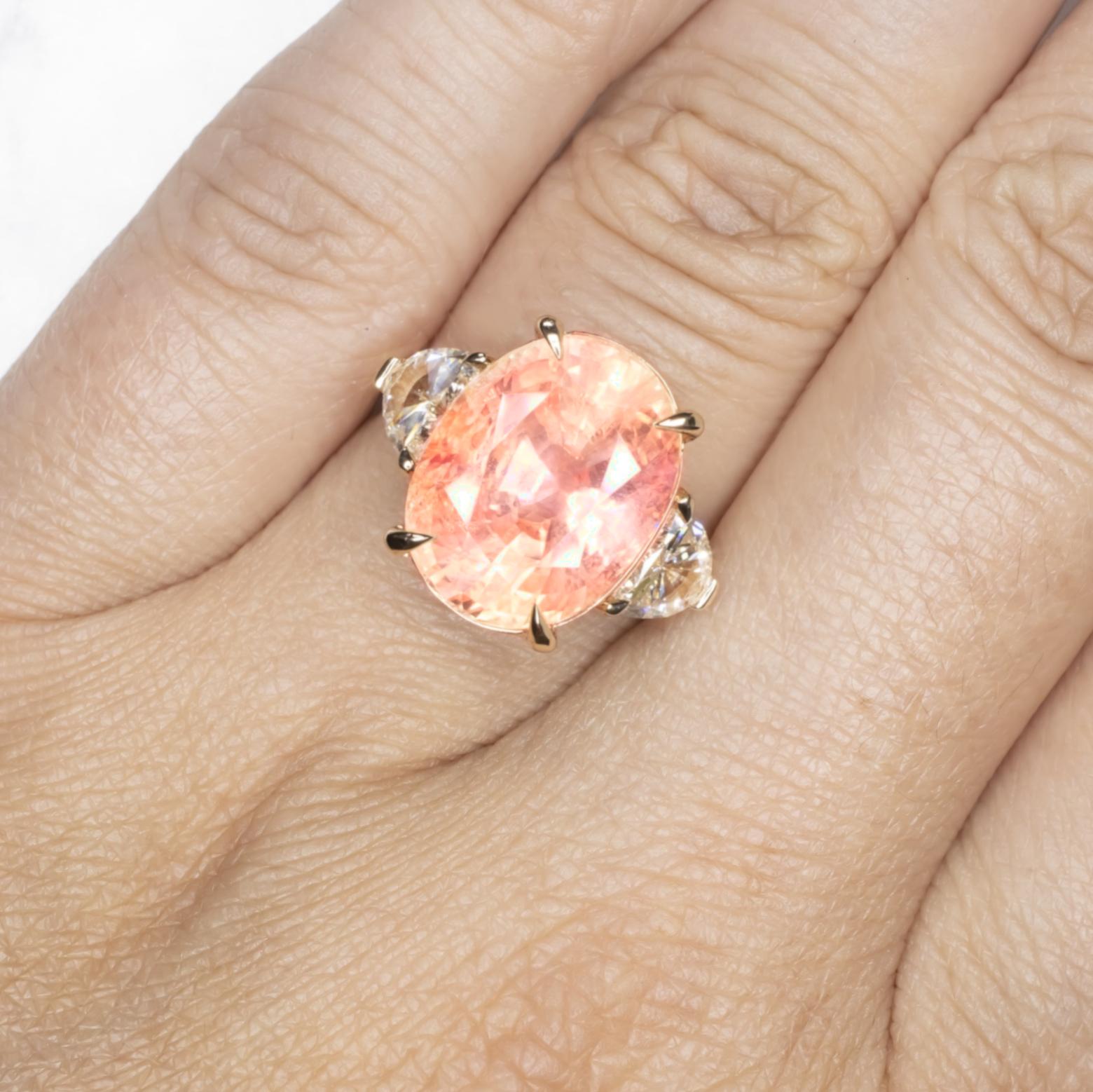Ein atemberaubender, GRS-zertifizierter 10-karätiger natürlicher Padparadscha-Saphir ist das Herzstück dieses außergewöhnlichen Rings. Er strahlt in einem faszinierenden rosa-orangen Farbton, der die seltene Schönheit dieser begehrten Edelsteine