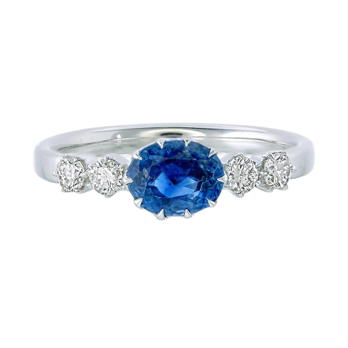 Der elegante Ring mit blauem Saphir und Diamanten aus Kaschmir, der von REWA Jewels präsentiert wird, ist handgefertigt aus 18 Karat Weißgold.

Es hat ein Mittelstück von Kaschmir blauen Saphir oval geformt mit einem Gewicht von 1,18 Karat etwa.
Es