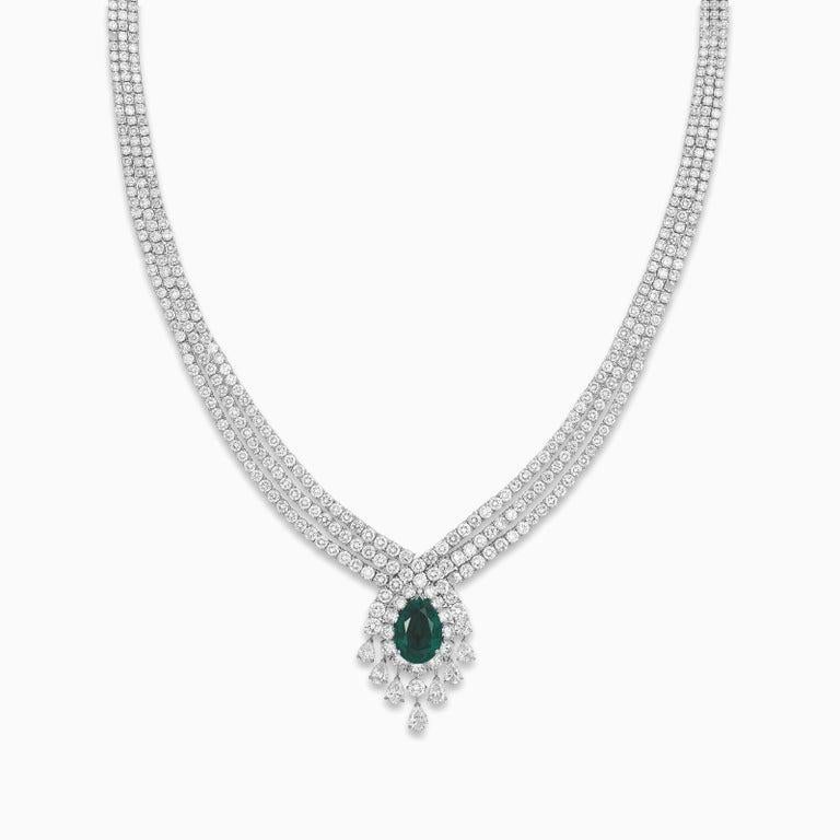 Smeraldo colombiano da 12 carati con taglio a pera, certificato da GRS con un piccolo trattamento all'olio. Questo affascinante smeraldo è elegantemente incastonato in una lussuosa collana tennis con tre file di diamanti tondi taglio brillante,