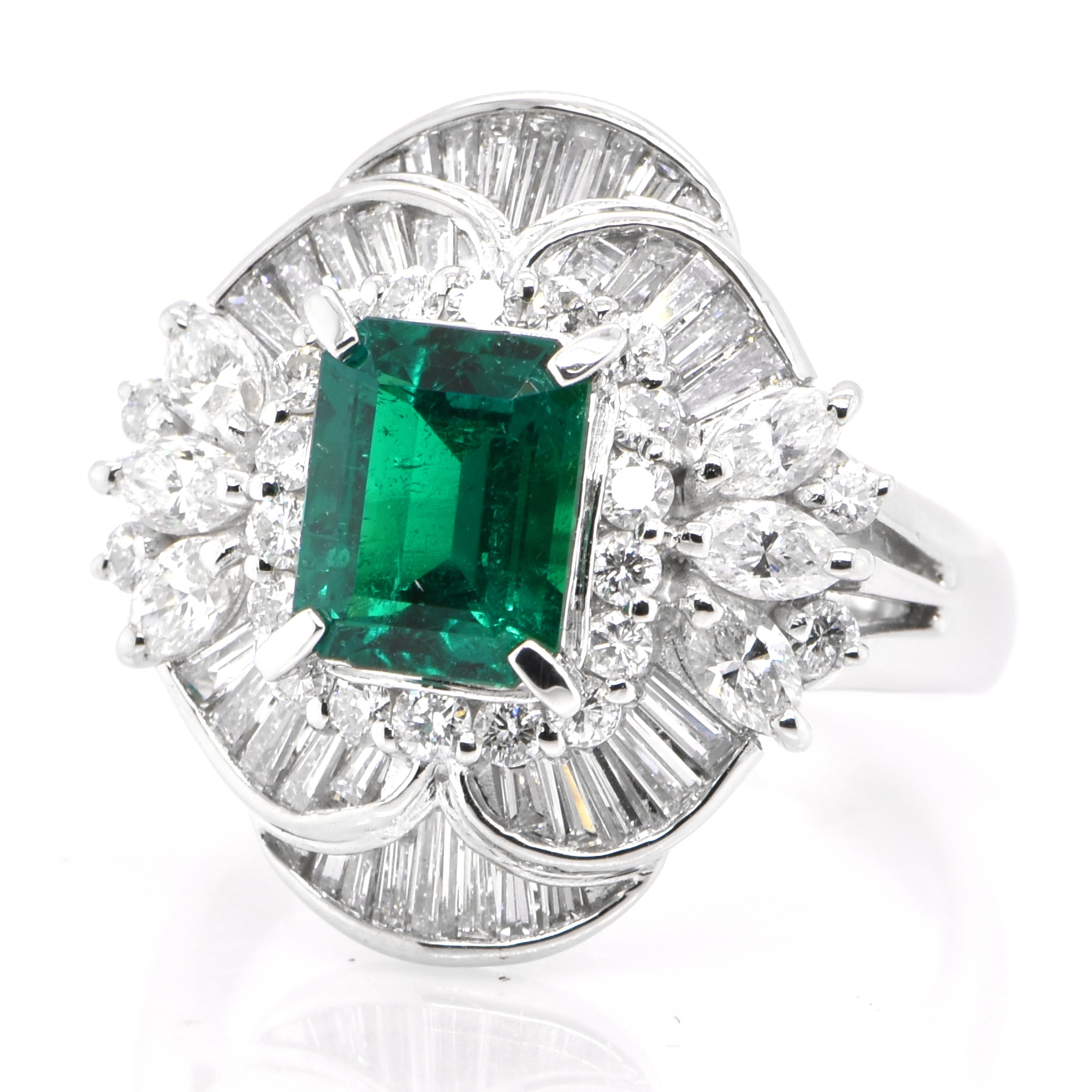 Ein atemberaubender Ring mit einem GRS-zertifizierten 1,24 Karat natürlichen kolumbianischen, unwesentlich behandelten, Mizo-Grünen Smaragd und 1,40 Karat Diamant-Akzenten in Platin gefasst. Seit Tausenden von Jahren bewundern die Menschen das Grün
