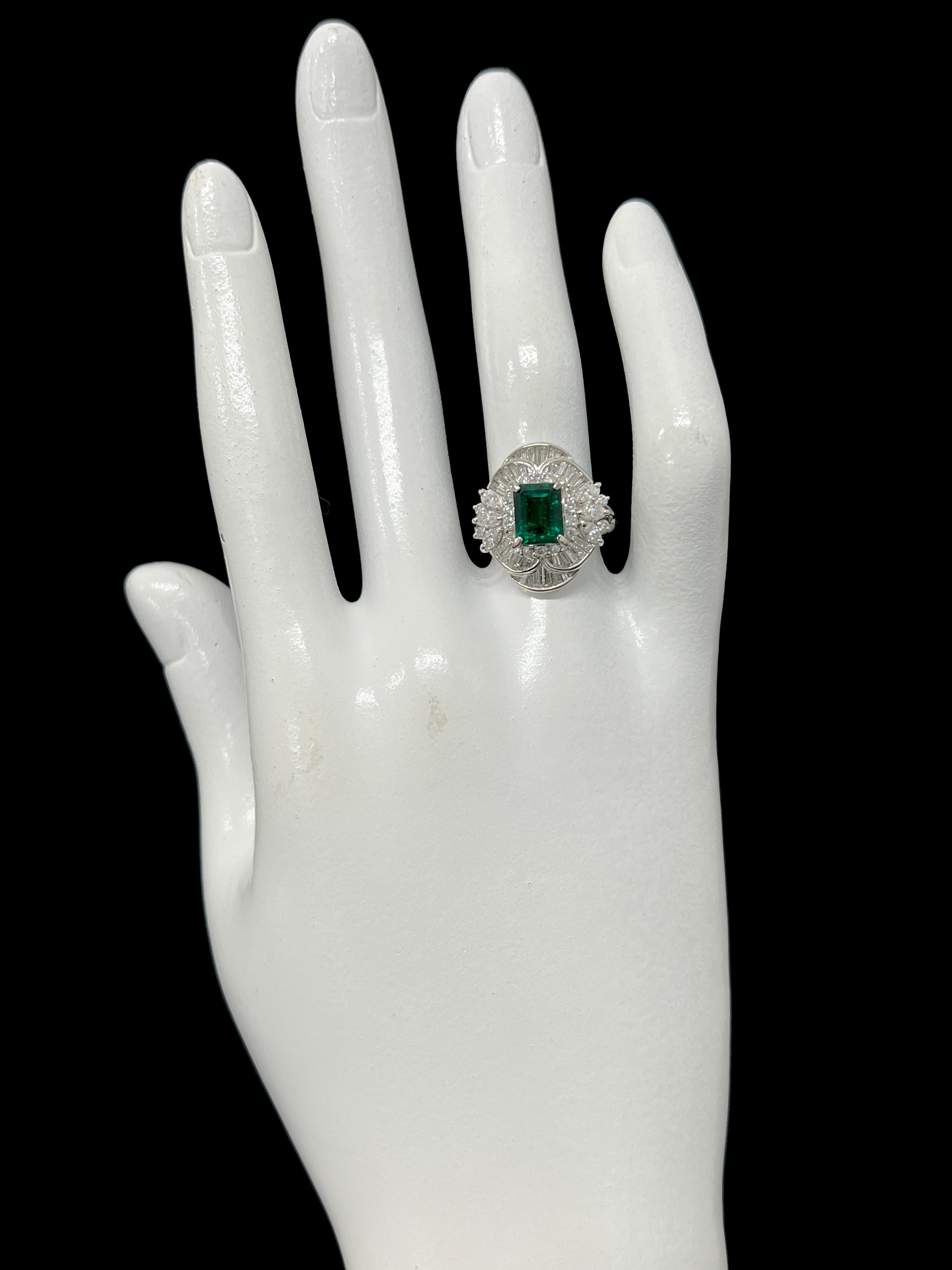 GRS Certified 1.24 Carat Mizo-Mined Colombian Emerald Ring Set in Platinum For Sale 1