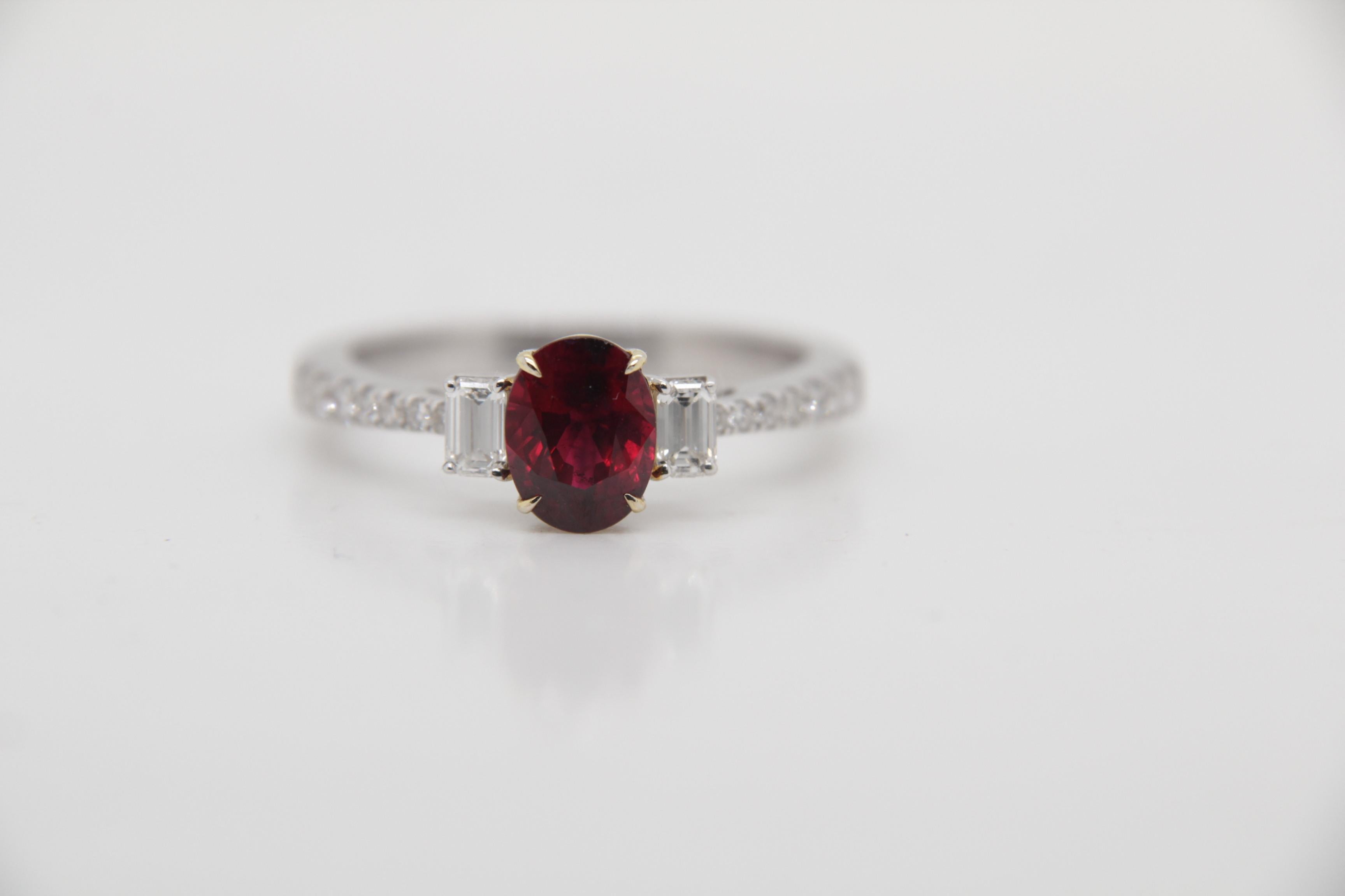 Un nuovissimo anello con rubino realizzato a mano da Rewa Jewels. La pietra centrale dell'anello è un rubino birmano da 1,25 carati certificato da Gem Research Swisslab (GRS) come naturale, non riscaldato, 