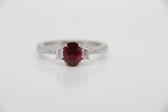GRS-zertifizierter 1,25 Karat burmesischer Rubin Ring mit unbehandeltem Taubenblut in 18 Karat Gold