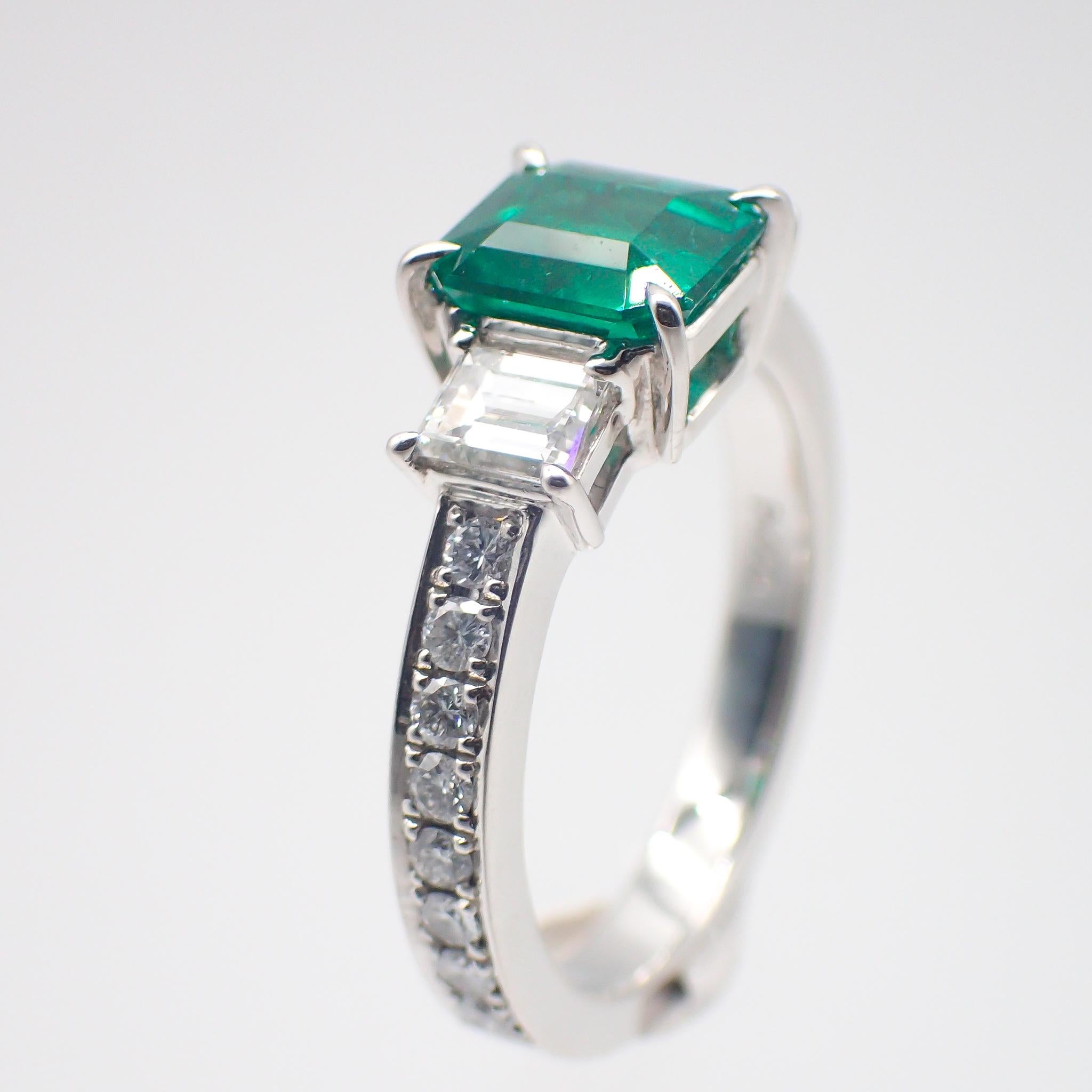 GRS-zertifizierter 1,36 Karat Muzo „Vivid Green“ kolumbianischer Smaragdring im Zustand „Neu“ in New York, NY