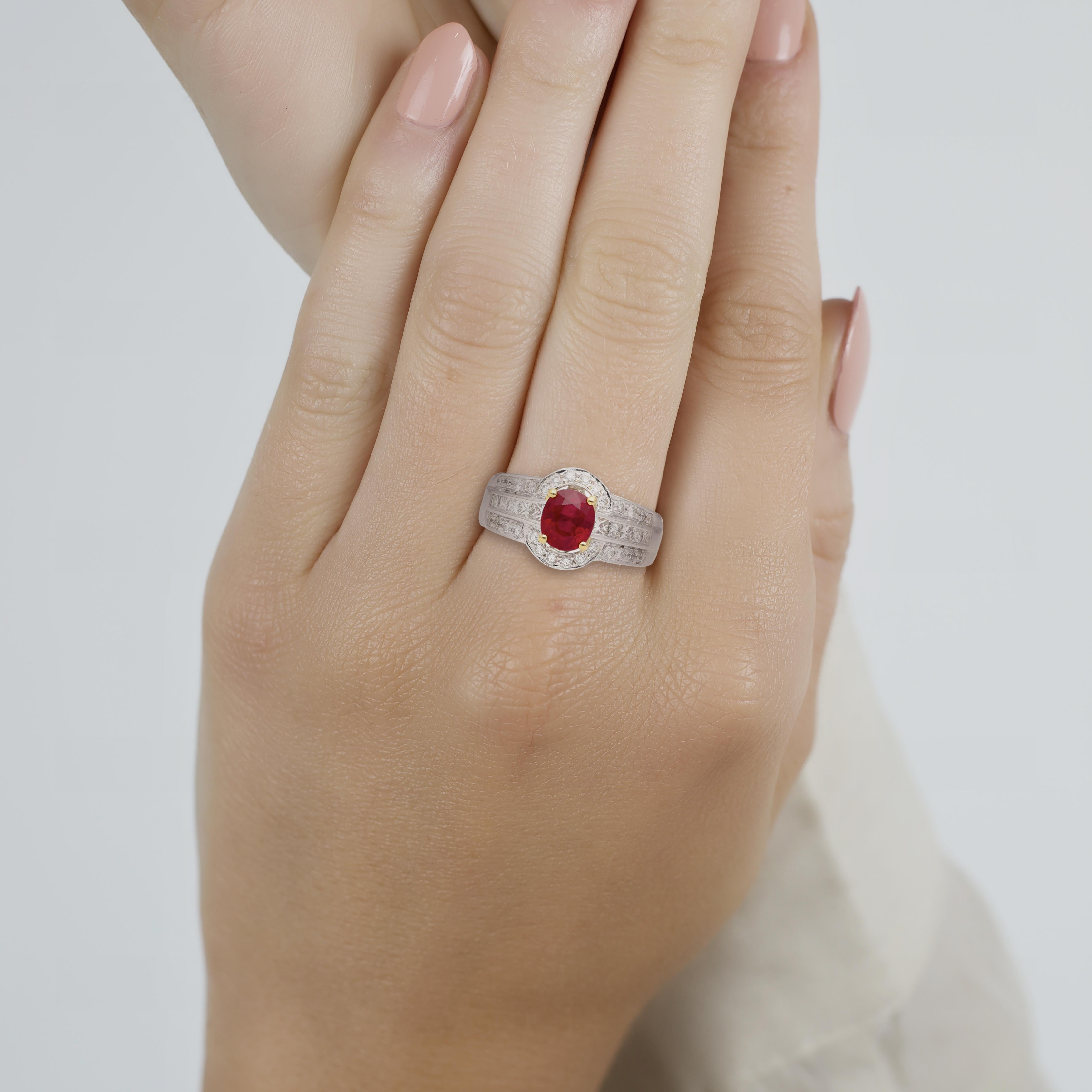 Anillo de oro de 18 quilates con rubí de Birmania y diamantes certificados GRS. 

La gema central es un Rubí rojo 
