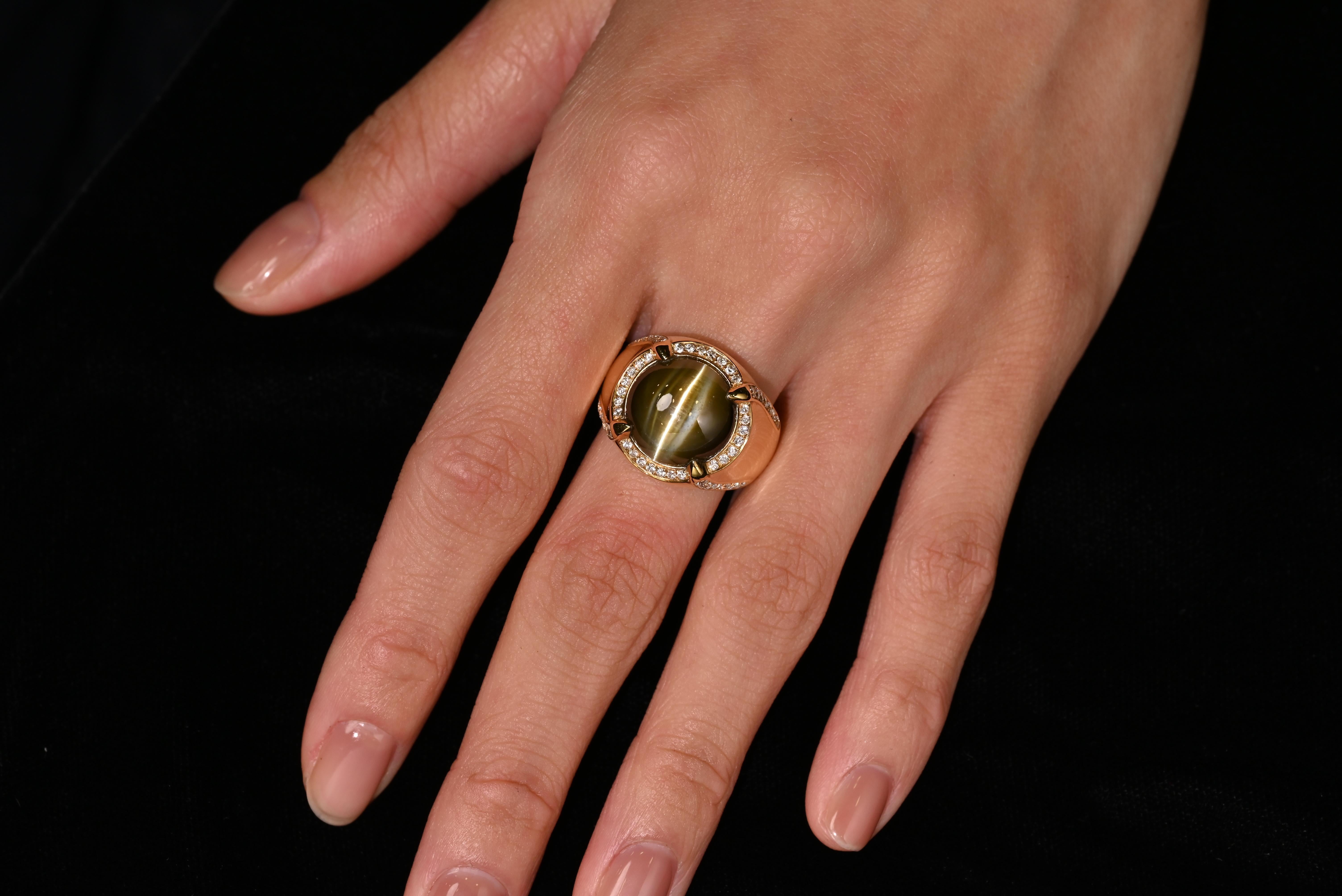 Anello da uomo con crisoberillo certificato GRS e montatura rialzata in oro giallo massiccio 18 carati. La pietra centrale è un Crisoberillo Occhio di Gatto di estrazione naturale, tagliato a cabochon e con un ampio e prominente effetto chatoyancy