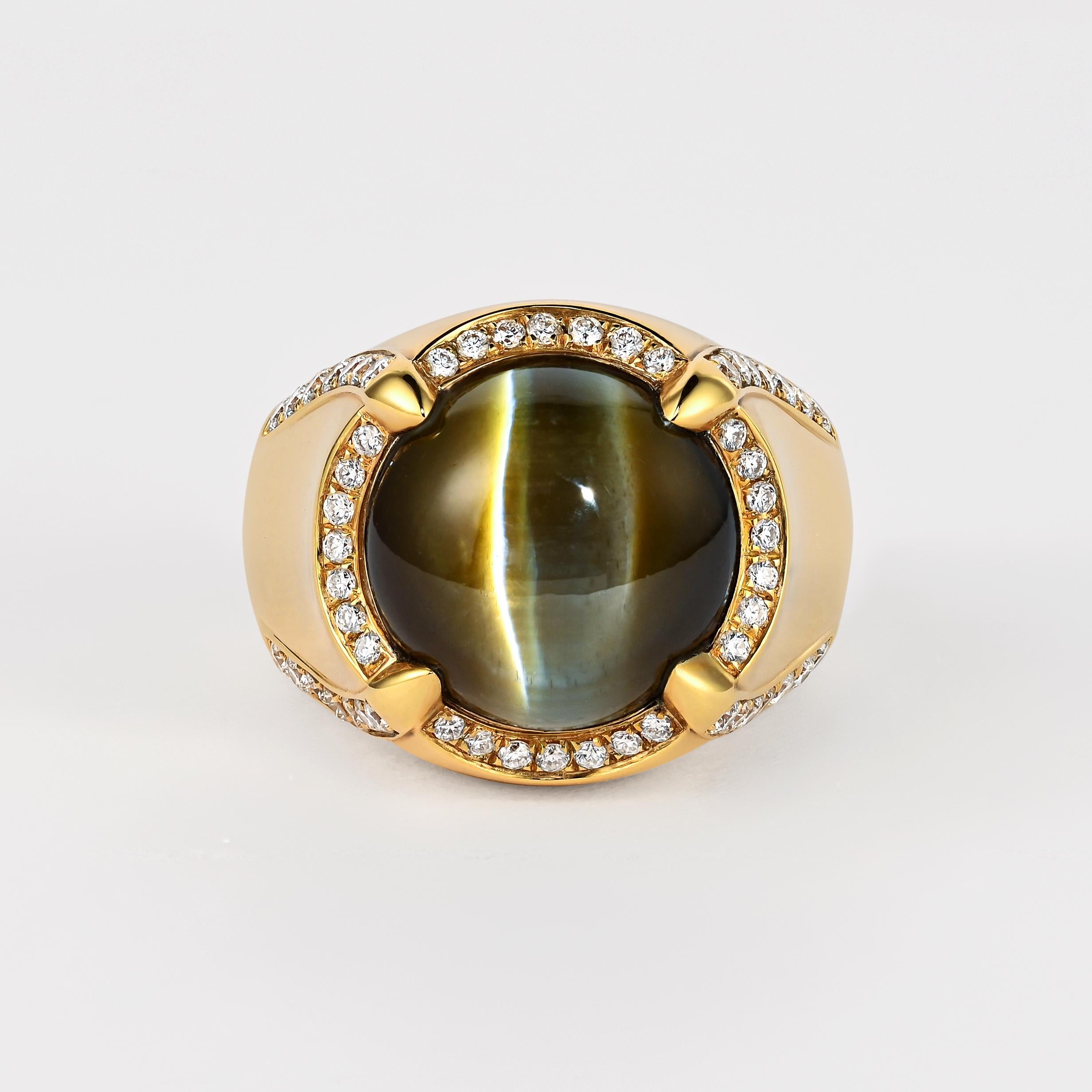 Anello da uomo con crisoberillo certificato GRS e montatura rialzata in oro giallo massiccio 18 carati. La pietra centrale è un Crisoberillo Occhio di Gatto di estrazione naturale, tagliato a cabochon e con un ampio e prominente effetto chatoyancy