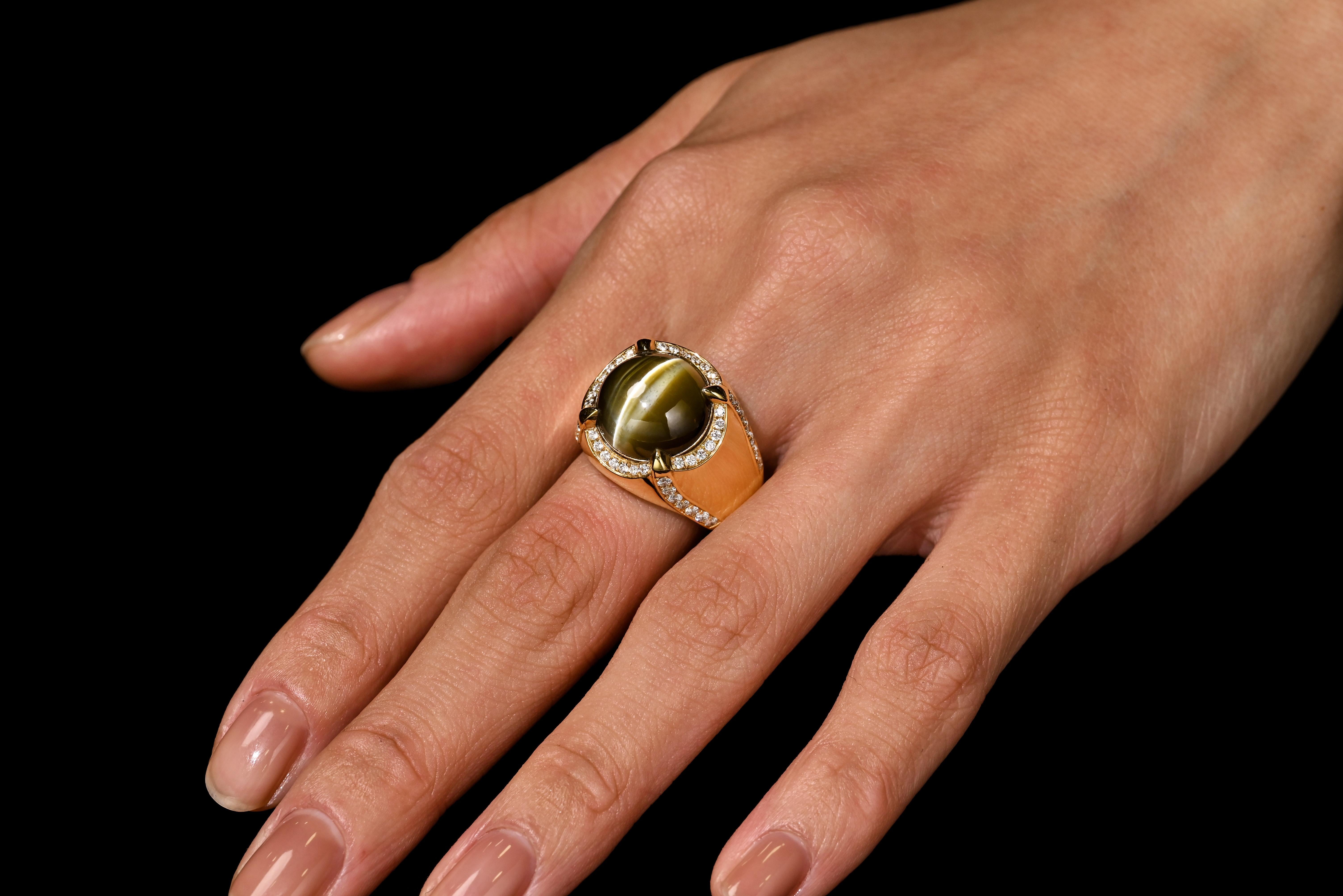 Cabochon Anello in oro 18K da uomo con occhio di gatto di crisoberillo certificato GRS da 13,89 carati in vendita