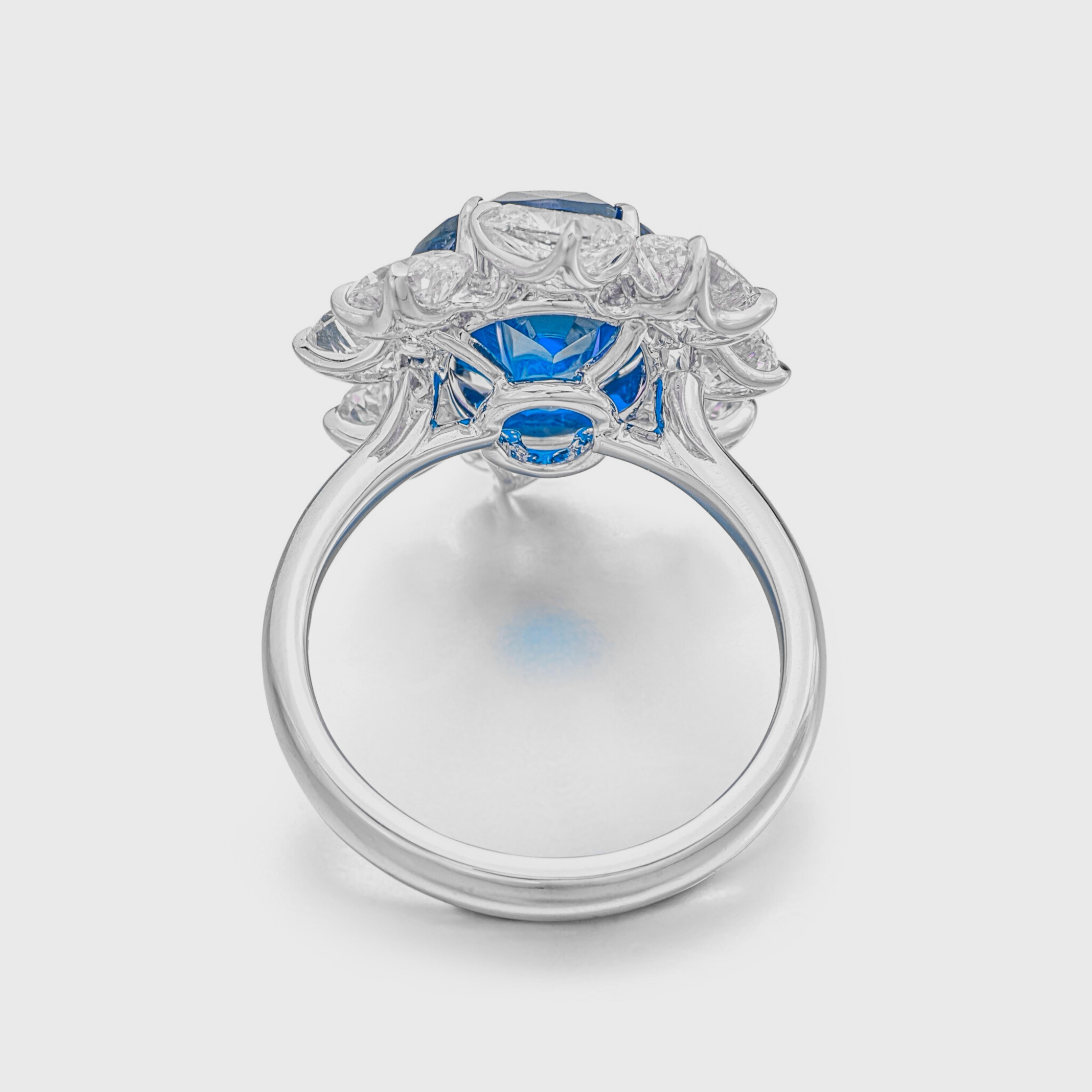 Cette bague exquise de Cecil est réalisée en platine et met en valeur un saphir bleu ovale de 13,89 carats.  comme pièce maîtresse. Le saphir est certifié Grs et présente une qualité exceptionnelle avec les attributs suivants :

Poids en carats :