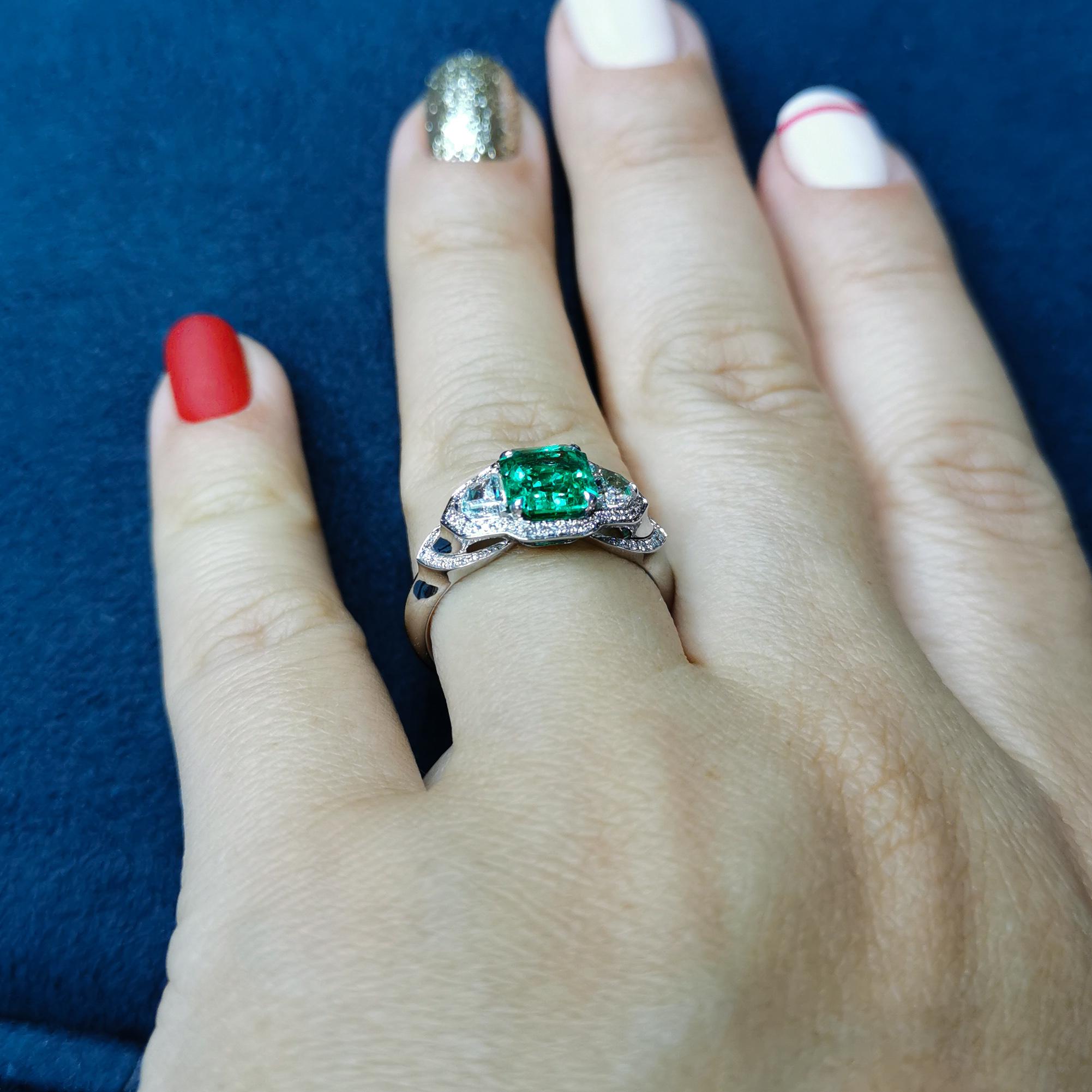 GRS-zertifizierter 1,39 Karat kolumbianischer Smaragd-Diamant-Ring aus 18 Karat Weißgold im Angebot 4