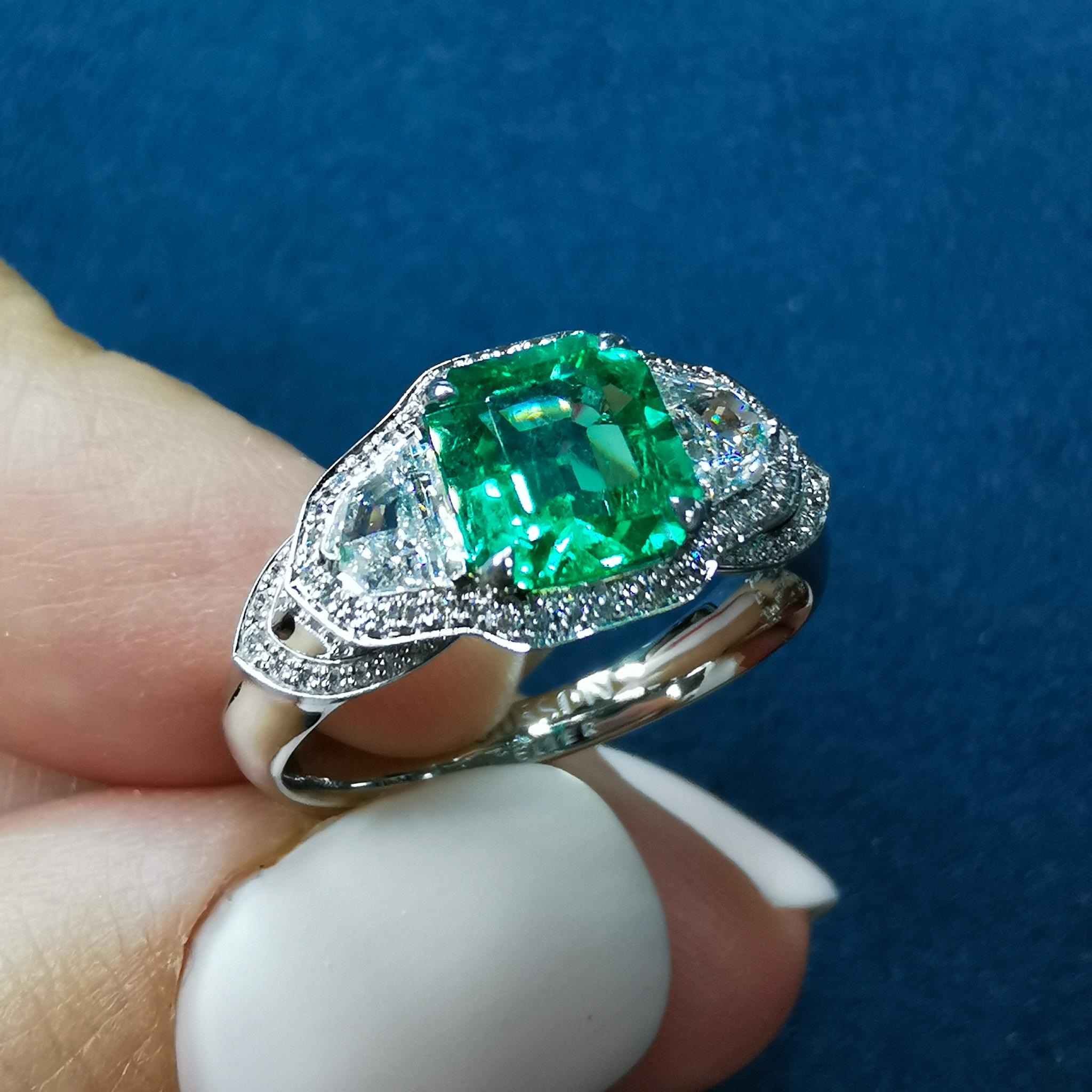 Contemporary GRS Certified 1.39 Carat Colombian Emerald Diamond 18 Karat White Gold Ring For Sale