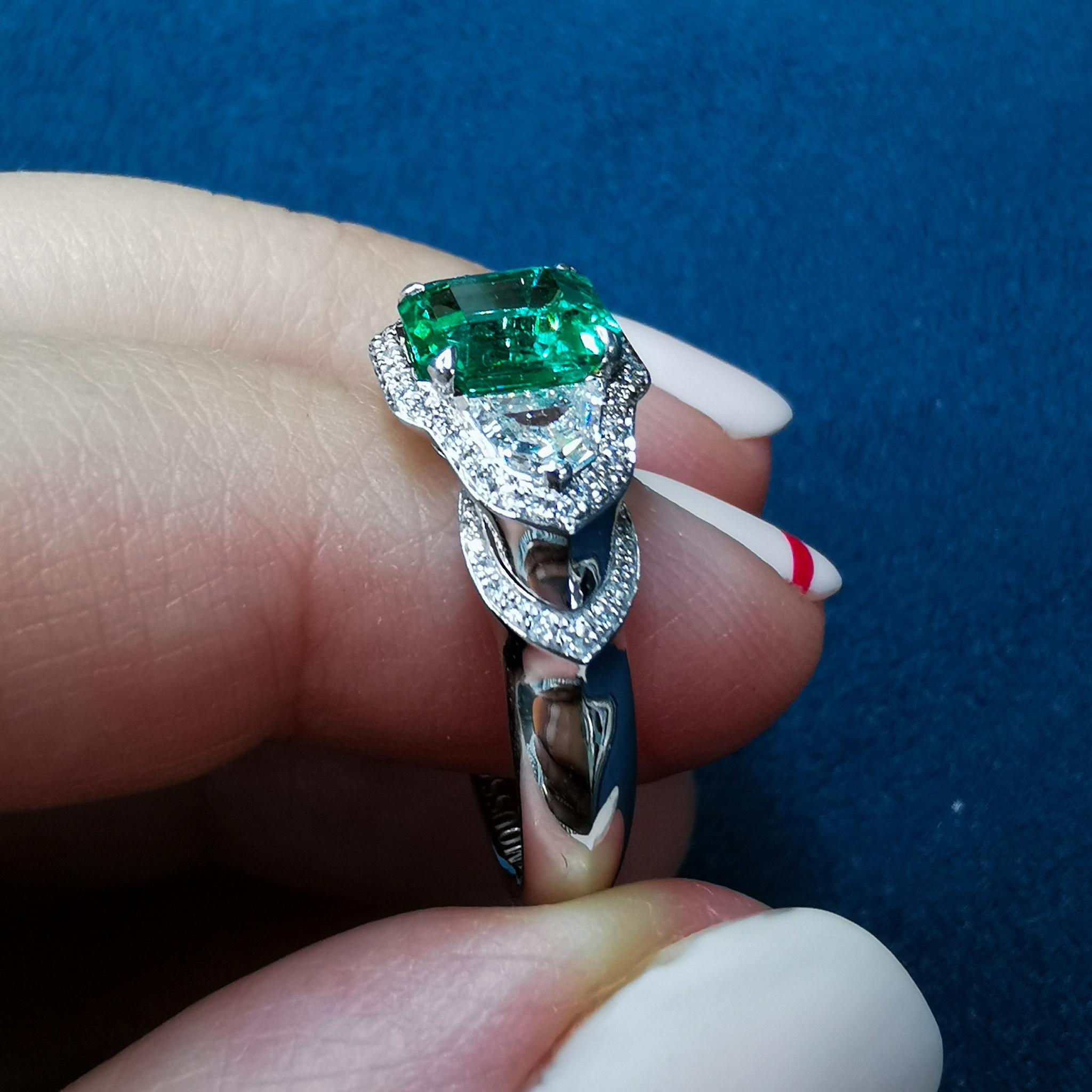 GRS-zertifizierter 1,39 Karat kolumbianischer Smaragd-Diamant-Ring aus 18 Karat Weißgold im Zustand „Neu“ im Angebot in Bangkok, TH