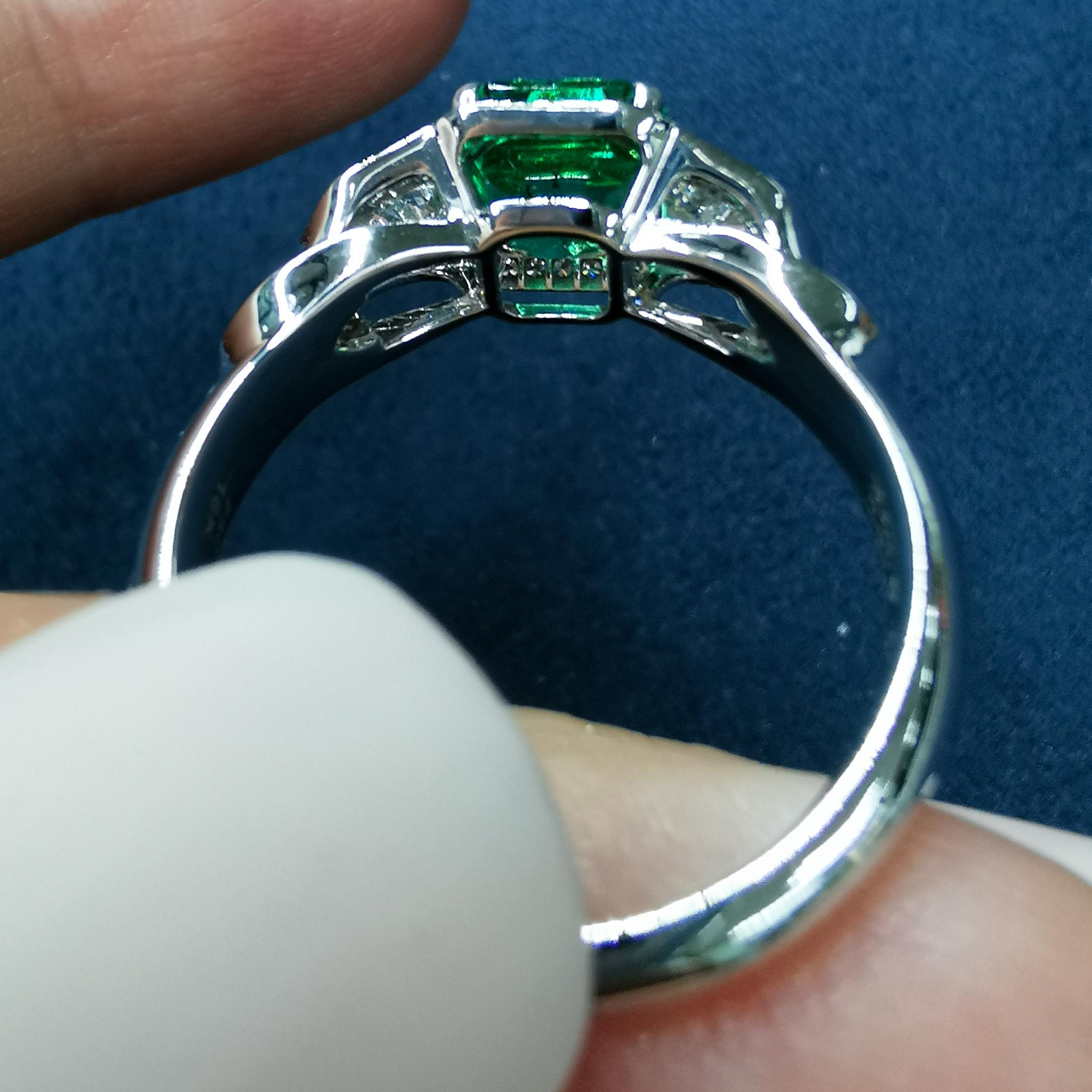 Women's GRS Certified 1.39 Carat Colombian Emerald Diamond 18 Karat White Gold Ring For Sale