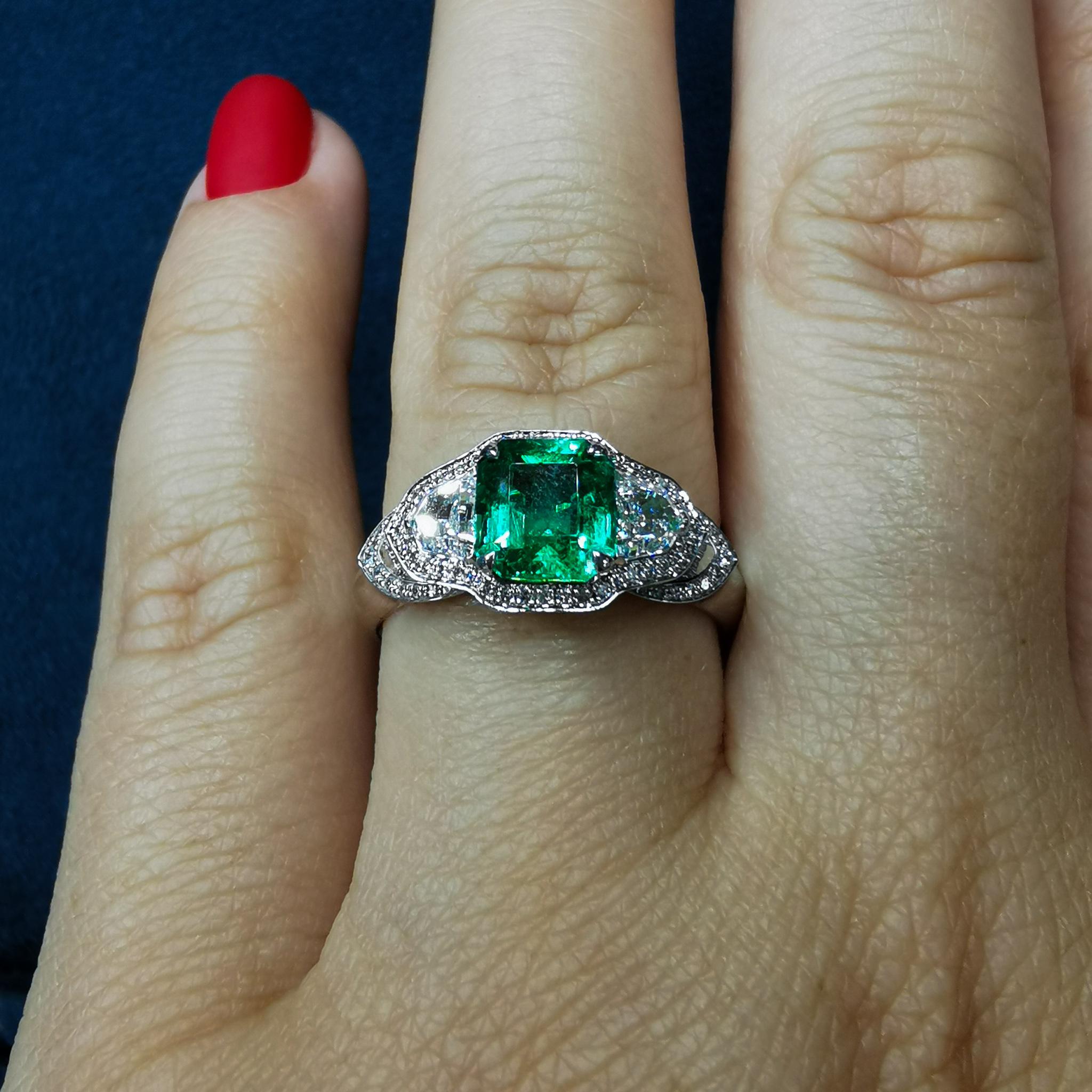 GRS Certified 1.39 Carat Colombian Emerald Diamond 18 Karat White Gold Ring For Sale 2
