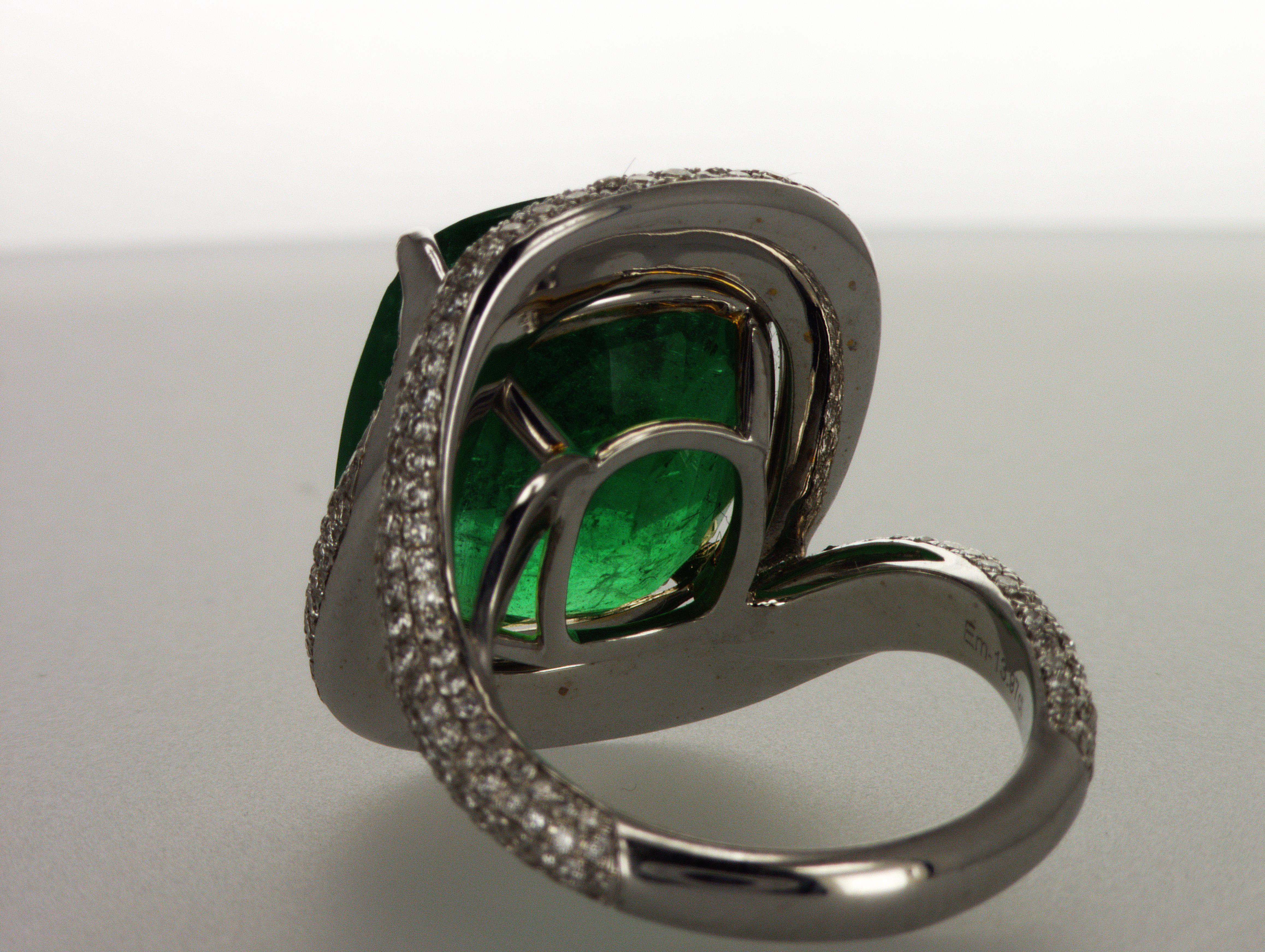 Modern GRS Certified 13.98 Carat Vivid Green Zambian Emerald Diamonds Coktail Ring For Sale