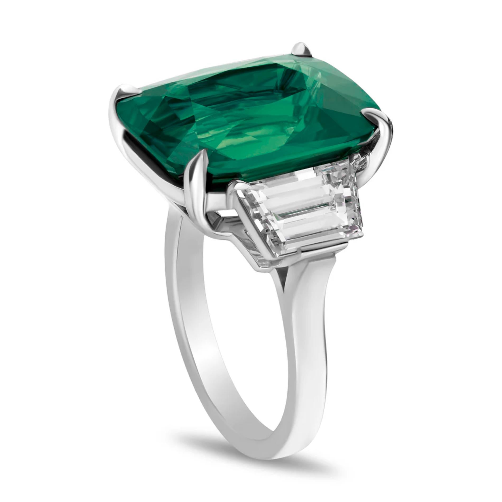 esmeralda verde cojín y anillo de diamantes
Engastado con un zafiro en forma de cojín de 14 quilates, rodeado de diamantes talla brillante y en forma de pera, montado en oro blanco, talla 6¾.
