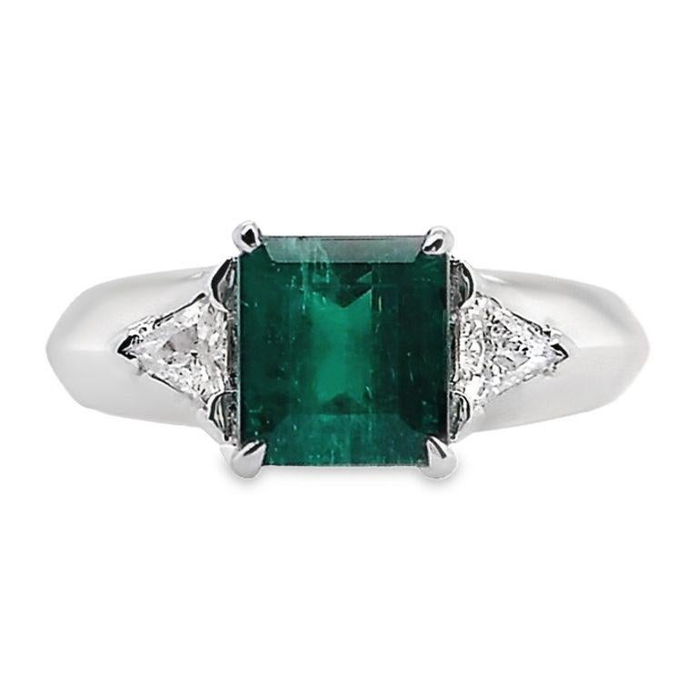 Cette opulente émeraude, d'un vert vif et d'un poids substantiel de 1,42 carat, reflète les couleurs légendaires des mines de Muzo, connues dans le monde entier. Rehaussée par d'étincelants diamants de taille triangulaire, cette bague dégage une