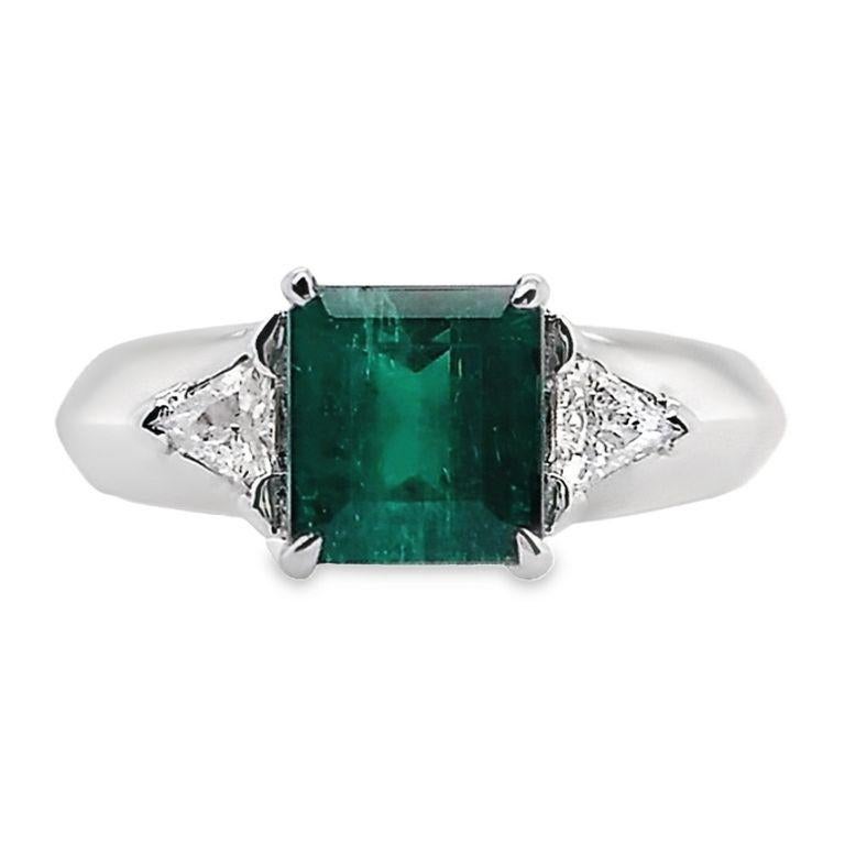 This opulent emerald, with its vivid green saturation and substantial 1.42 carats, mirrors the legendary colours found in the world-renowned Muzo mines. Enhanced by sparkling triangular-cut diamonds, the ring exudes a timeless allure that transcends