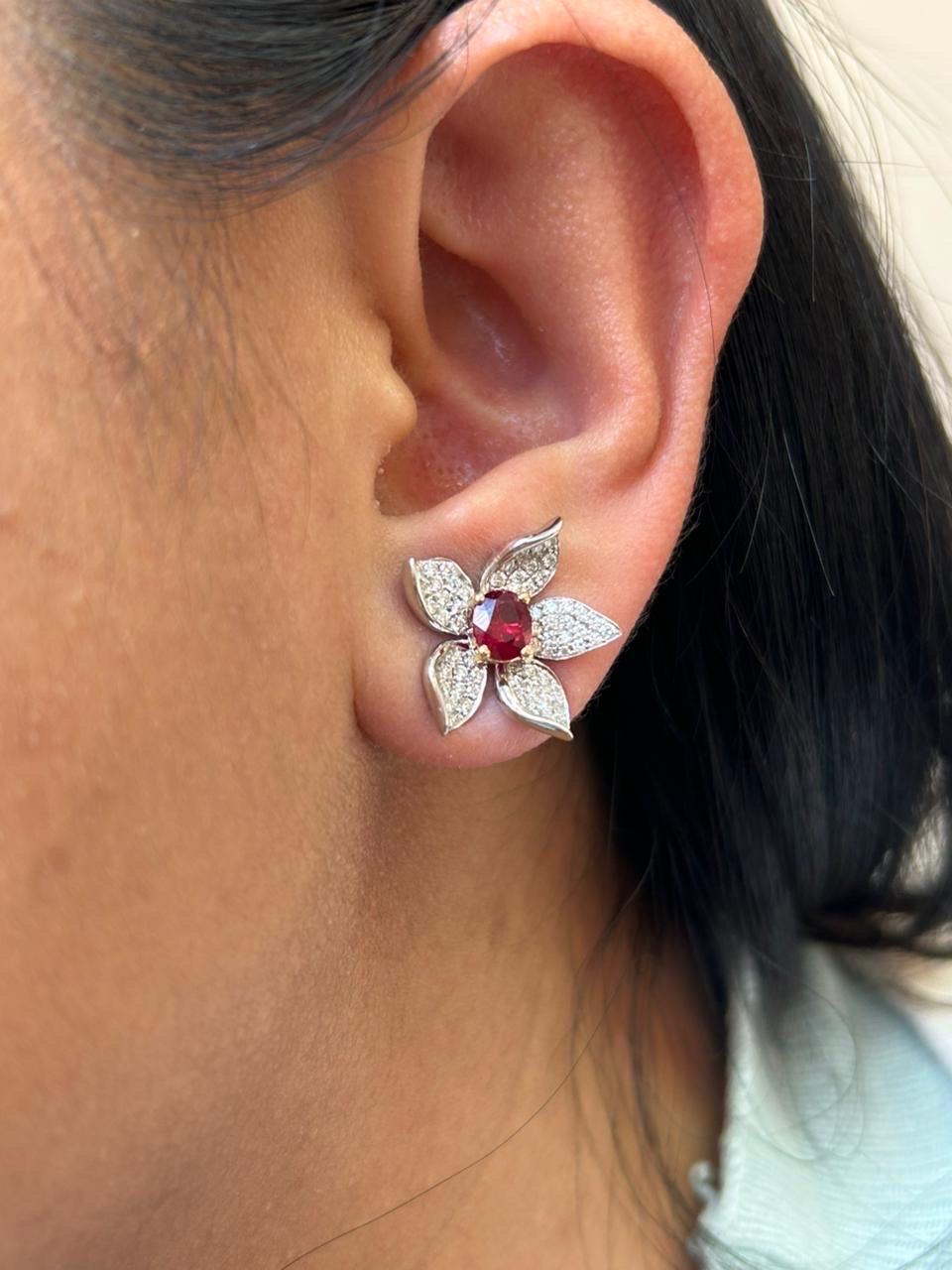 Orecchini con diamanti e sangue di piccione di Birmania da 1,43 carati certificati GRS in WG 18K In condizioni Nuovo in vendita a Bangkok, TH