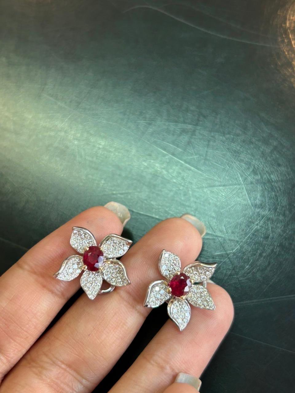 Donna Orecchini con diamanti e sangue di piccione di Birmania da 1,43 carati certificati GRS in WG 18K in vendita