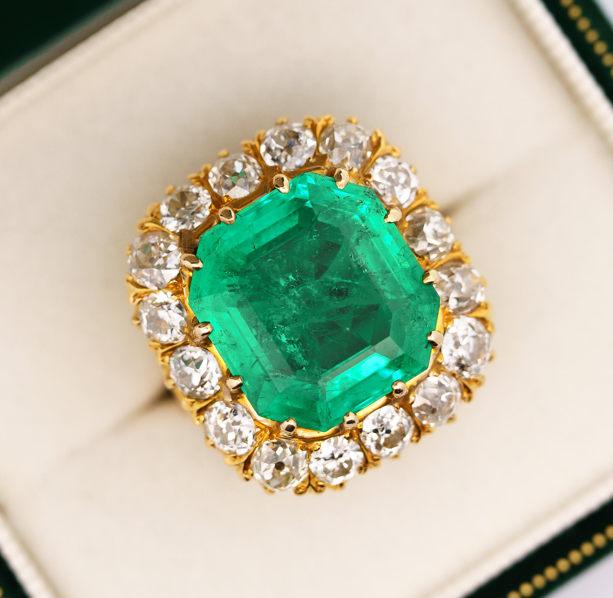 GRS Certified Vintage 14.51 Carat Octagonal Cut Insignificant Oil Colombian Emerald & Old European Cut Diamond in Carved 14K Gold Retro Style Ring Shank. 

L'émeraude présente un éclat, une couleur et une transparence phénoménaux. Une pierre