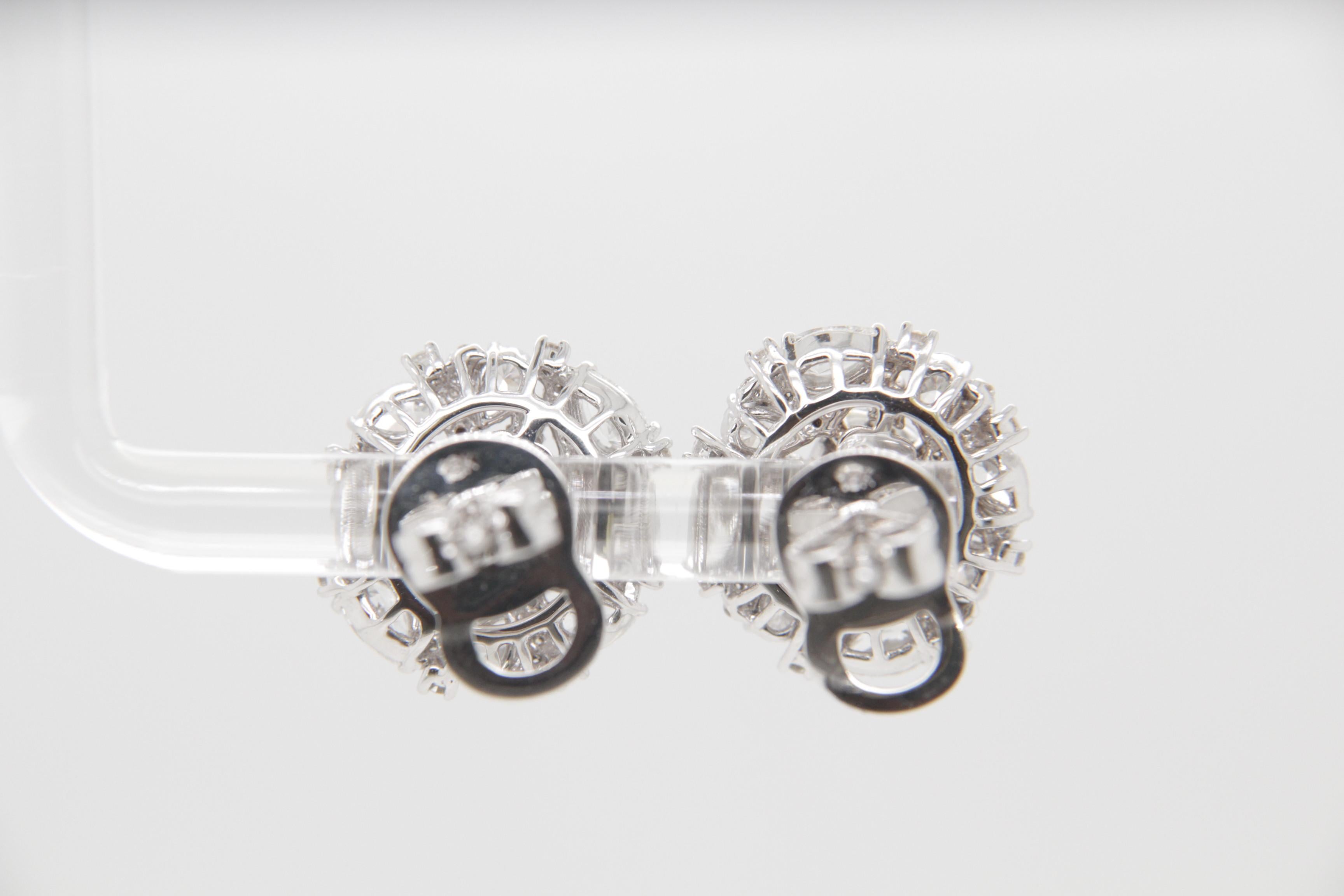 Diese zeitlosen Rubin- und Diamantohrringe von REWA Jewelry sind eine fesselnde Mischung aus klassischen Themen und raffinierter Eleganz - eine Verkörperung des Engagements der Marke für exquisite Handwerkskunst und dauerhafte Schönheit.

Diese