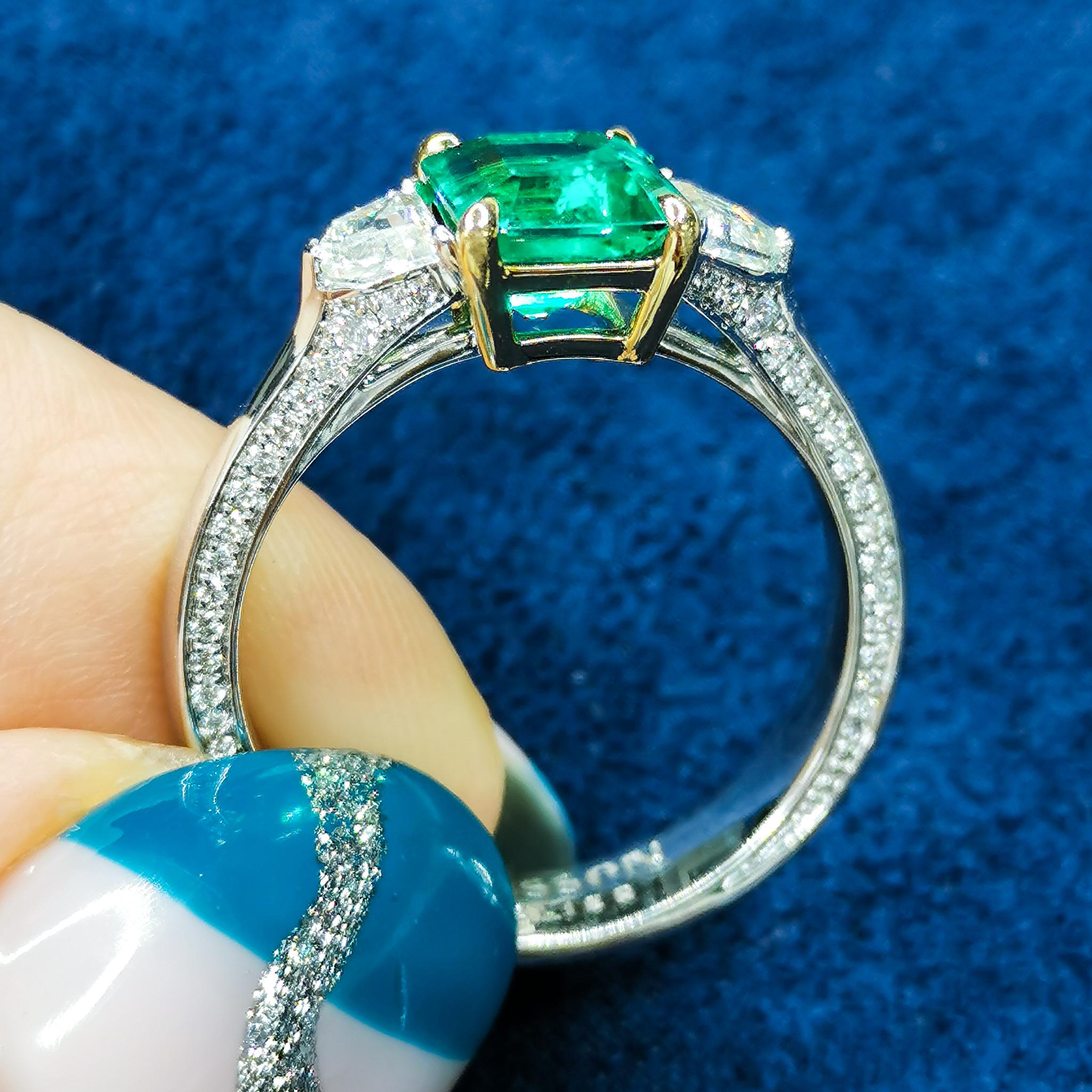 Contemporary GRS Certified 1.48 Carat Colombian Emerald Diamond 18 Karat White Gold Ring For Sale