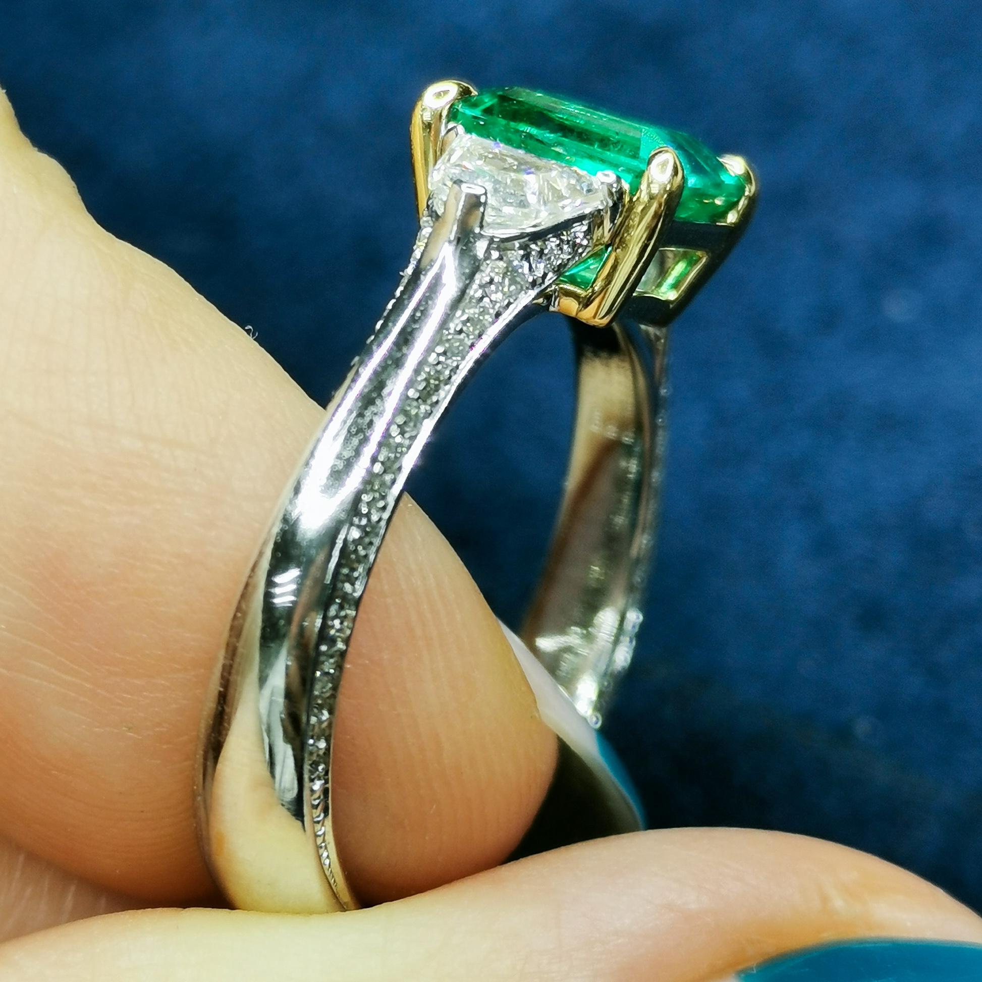GRS-zertifizierter 1,48 Karat kolumbianischer Smaragd-Diamant-Ring aus 18 Karat Weißgold im Angebot 1