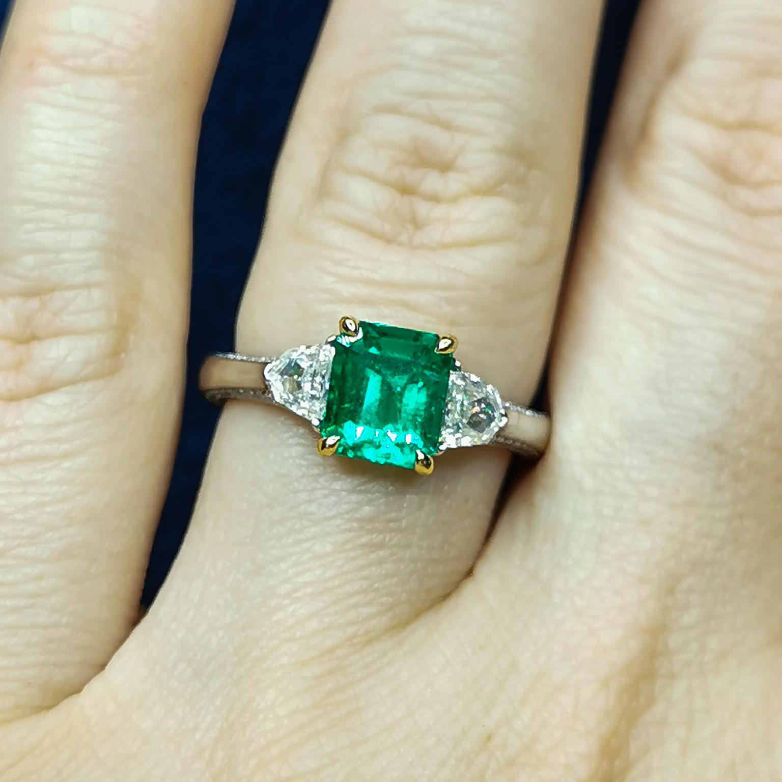 GRS Certified 1.48 Carat Colombian Emerald Diamond 18 Karat White Gold Ring For Sale 3