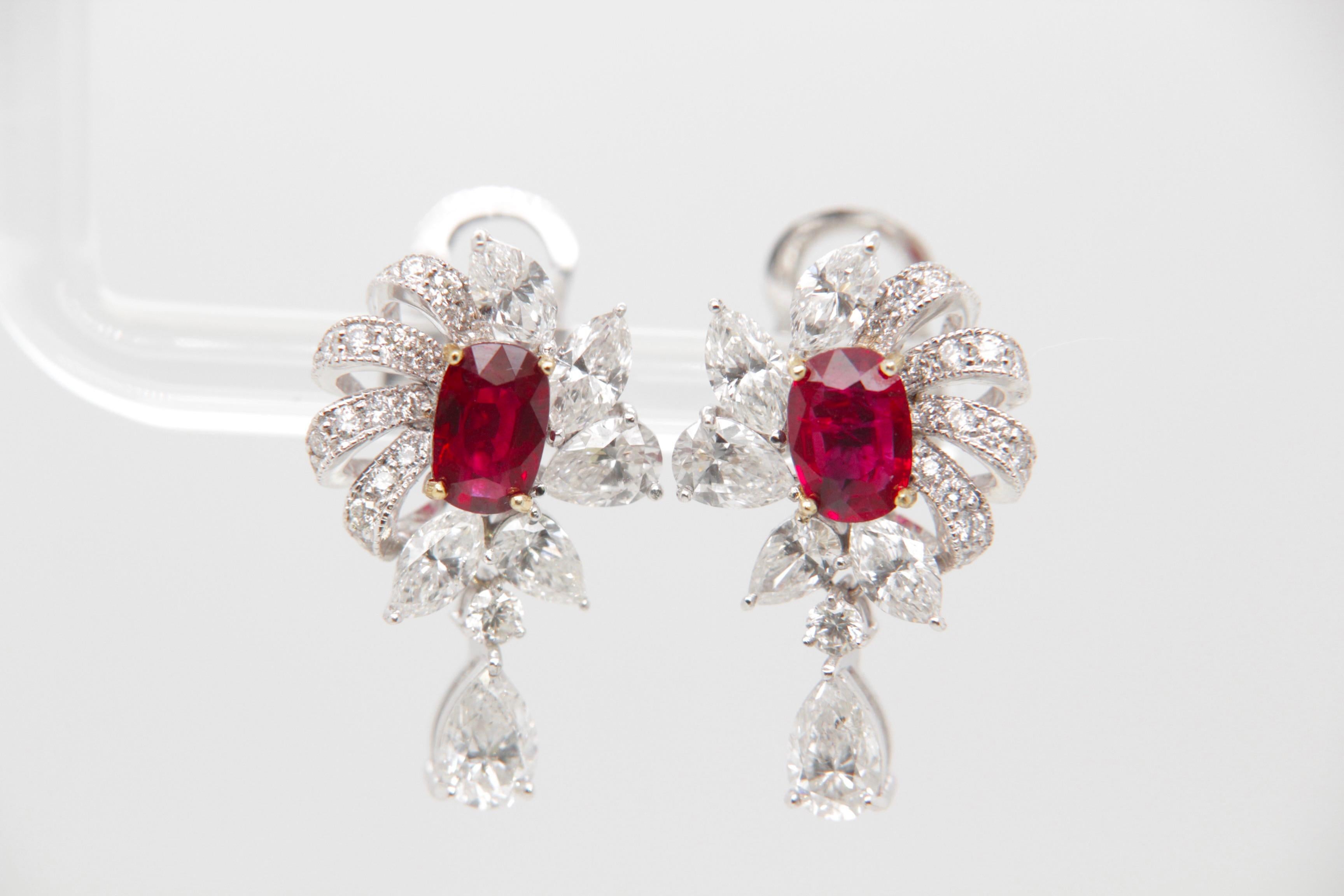 Diese zeitlosen Rubin- und Diamantohrringe von Rewa Jewelry sind eine harmonische Mischung aus klassischer Inspiration und zeitgenössischer Eleganz - ein exquisites Meisterwerk, das die Hingabe der Marke für höchste Handwerkskunst und dauerhafte