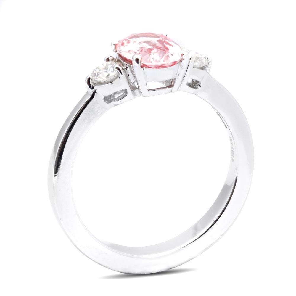 Romantique Bague en or blanc 14 carats avec saphir padparadscha naturel certifié GRS de 1,64 carat et diamants en vente