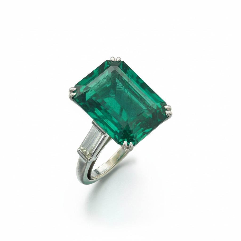 GRS-zertifizierter 17.35 Karat kolumbianischer Smaragd und Diamant Platinring

Dieser außergewöhnliche Ring präsentiert einen prächtigen 17,35 Karat schweren natürlichen Smaragd kolumbianischen Ursprungs, der von der GRS zertifiziert wurde (Bericht