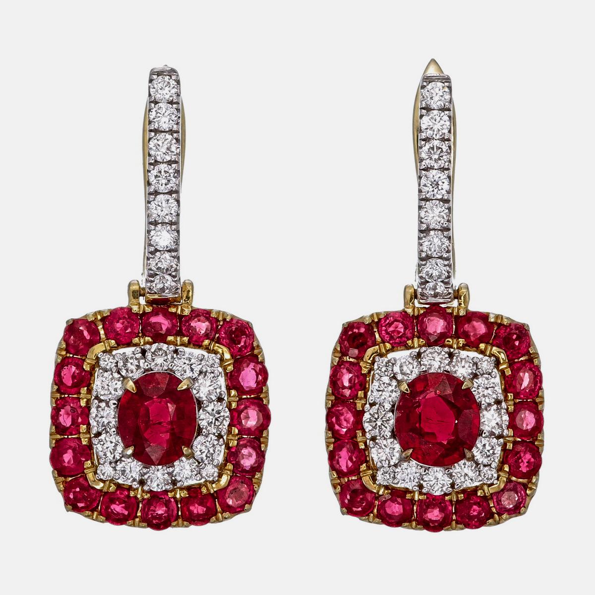 Gli eleganti orecchini con rubino birmano e diamanti di REWA jewels sono realizzati a mano in oro bianco 18 carati.

Ha 2 pezzi centrali di rubini Burma No Heat di colore sangue di piccione del peso di circa 1,26 carati e 32 pezzi di rubini del peso