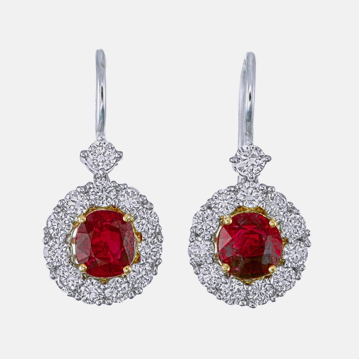 Un elegante paio di orecchini con rubini e diamanti di REWA Jewell è realizzato in oro bianco 18 carati.

I due pezzi centrali sono rubini birmani naturali non trattati con taglio a cuscino del peso di circa 1,89 carati. Questi rubini sono di colore