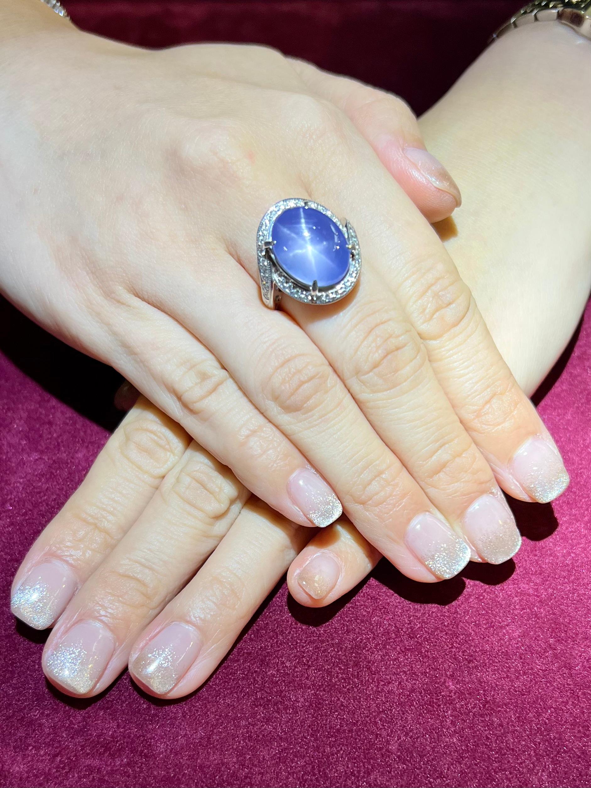 Bitte sehen Sie sich das HD-Video an. Hier ist ein hervorragender übergroßer Ring mit natürlichem Sternsaphir und Diamanten der berühmten japanischen Marke Tasaki. Der Ring ist aus 18-karätigem Weißgold und Diamanten gefertigt und mit der