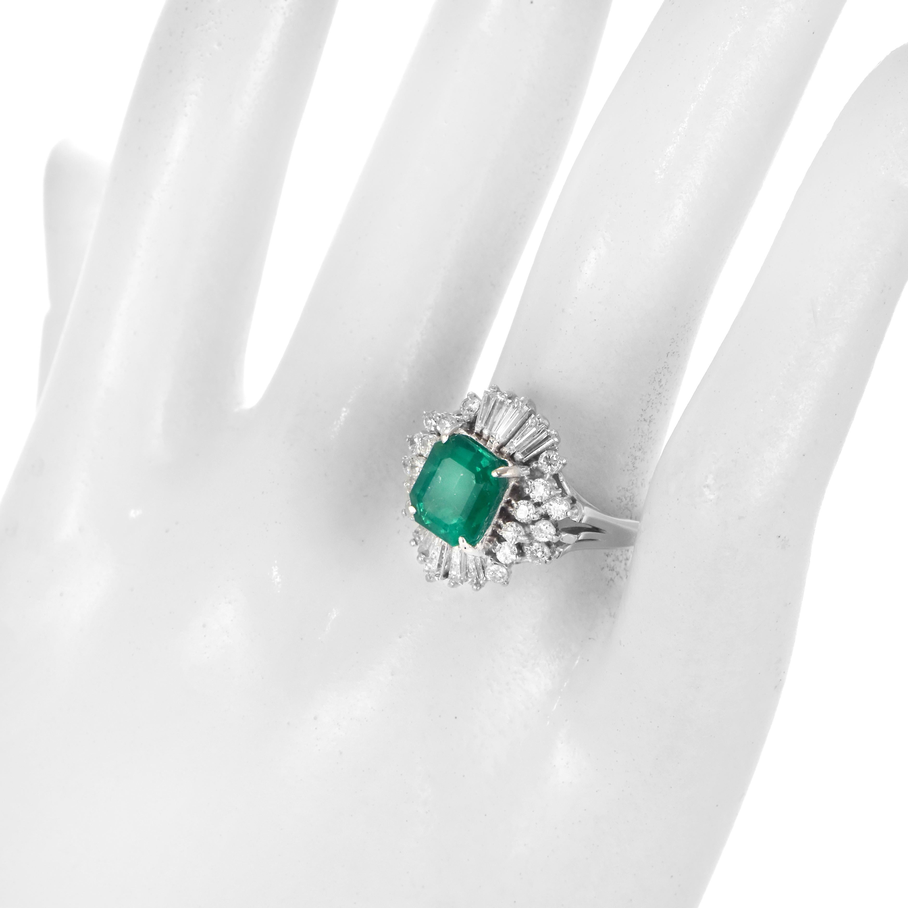 GRS Certified 1.90 Carat Colombian, Muzo-Green Emerald Ring Made in Platinum In Excellent Condition For Sale In Tokyo, JP
