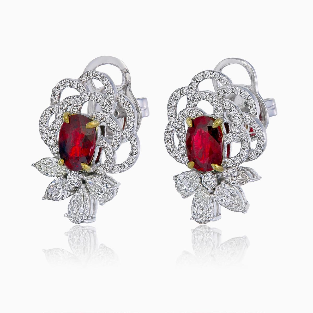 Ces boucles d'oreilles sont ornées de rubis sang de pigeon certifiés GRS totalisant 1,93 carats, un rubis pesant 1,05 carats (numéro de certificat GRS2023-011444) et l'autre 0,88 carats (numéro de certificat GRS2023-011455). Connus pour leurs