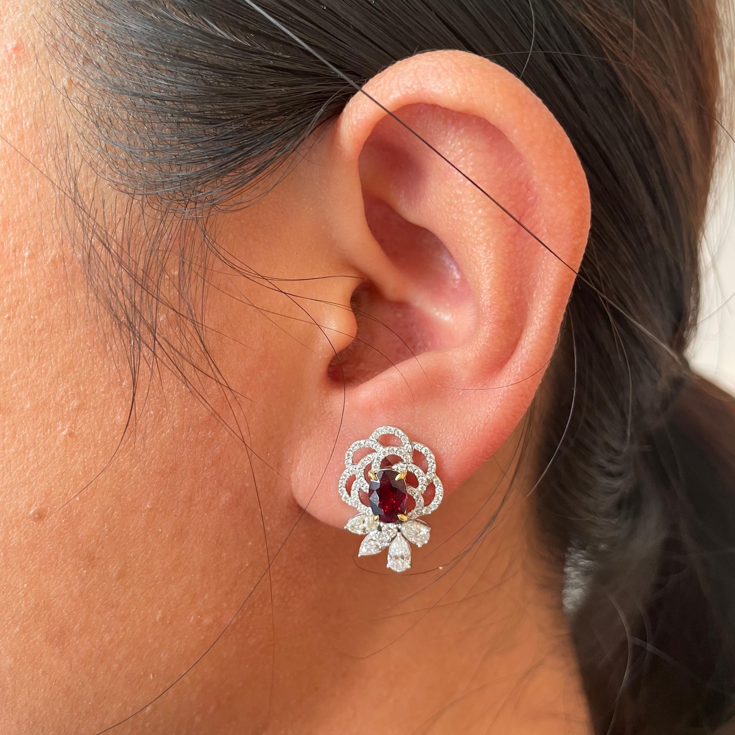 Boucles d'oreilles certifiées GRS 1.93 Carats Pigeon Blood Oval Cut Ruby en 18K W/G en vente 2