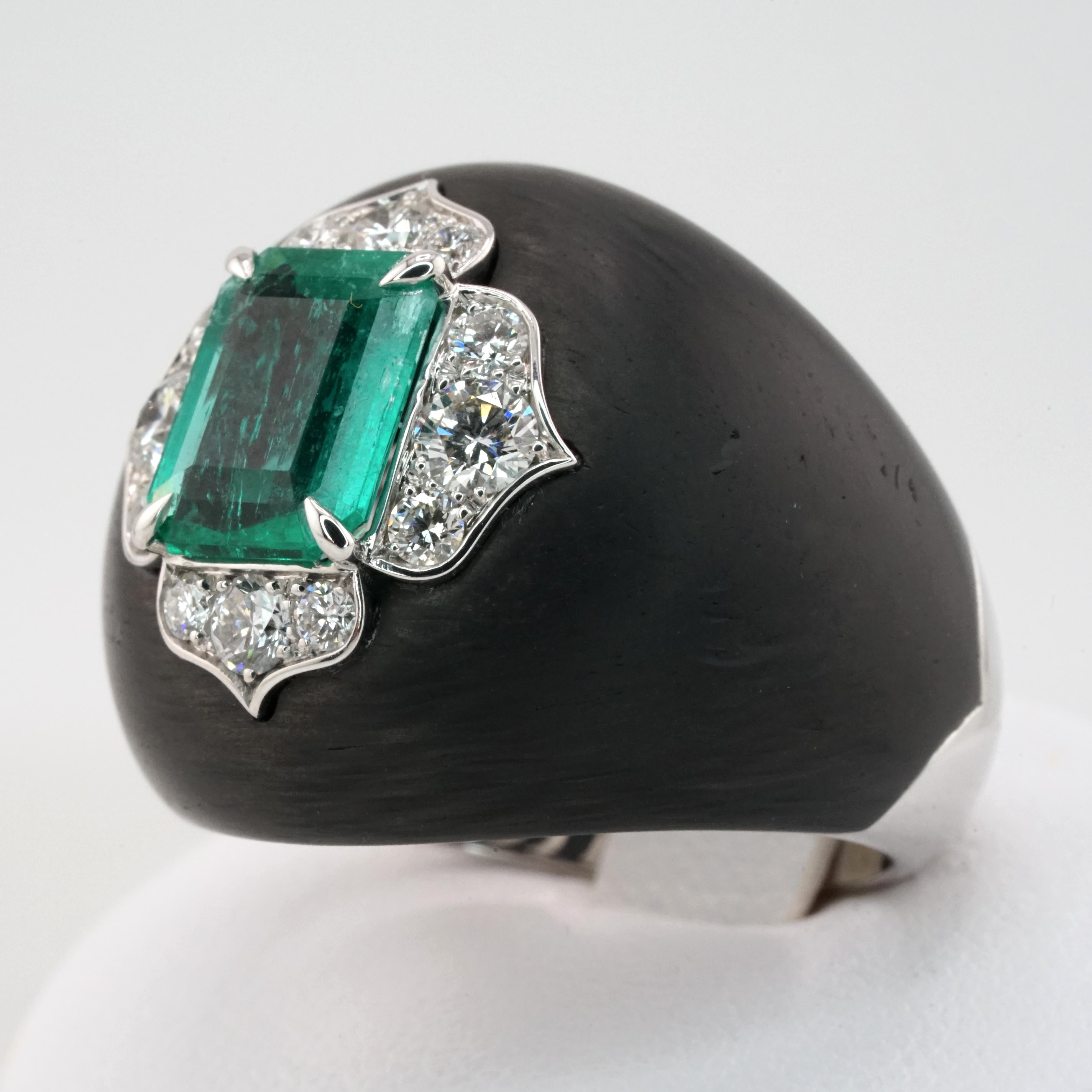 Contemporary GRS Certified 2 Carat Colombian Minor Oil Green Emerald Gold Carbon Fiber Ring For Sale