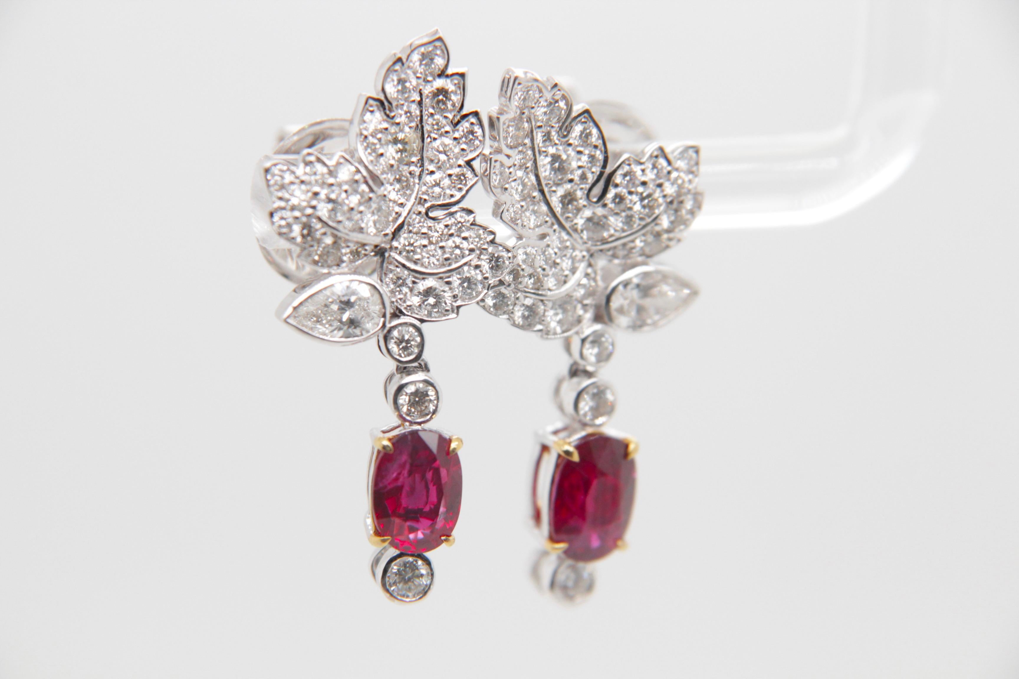 Diese bezaubernden Rubin- und Diamantohrringe von Rewa Jewelry vereinen klassische Inspiration mit zeitgenössischer Eleganz - ein wahres Meisterwerk, das das Engagement der Marke für außergewöhnliche Handwerkskunst und zeitlosen Charme