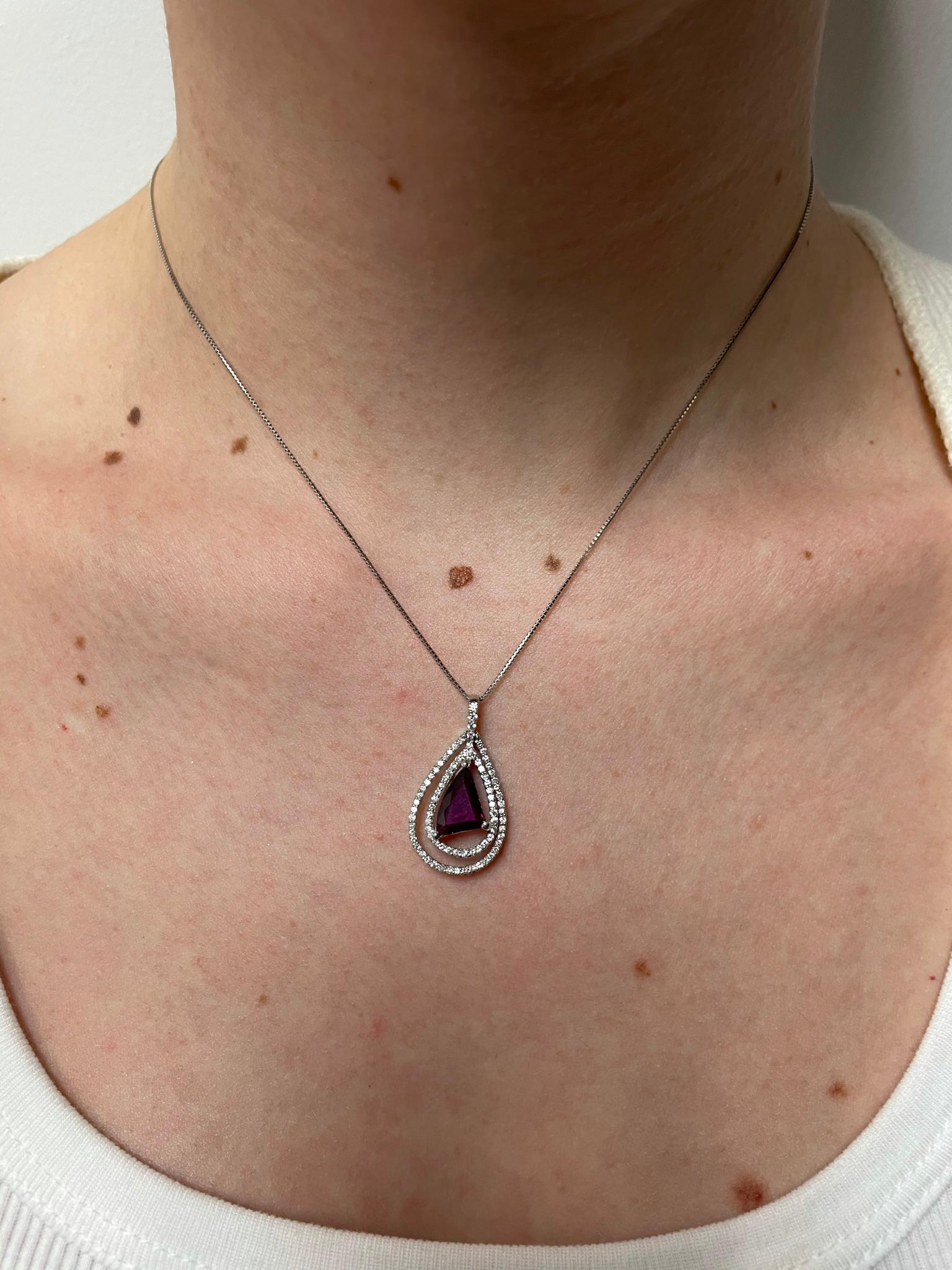 Femenino o masculino Colgante de diamantes y rubí de Mozambique rojo vivo sin calor de 2,03 quilates con certificado GRS en venta