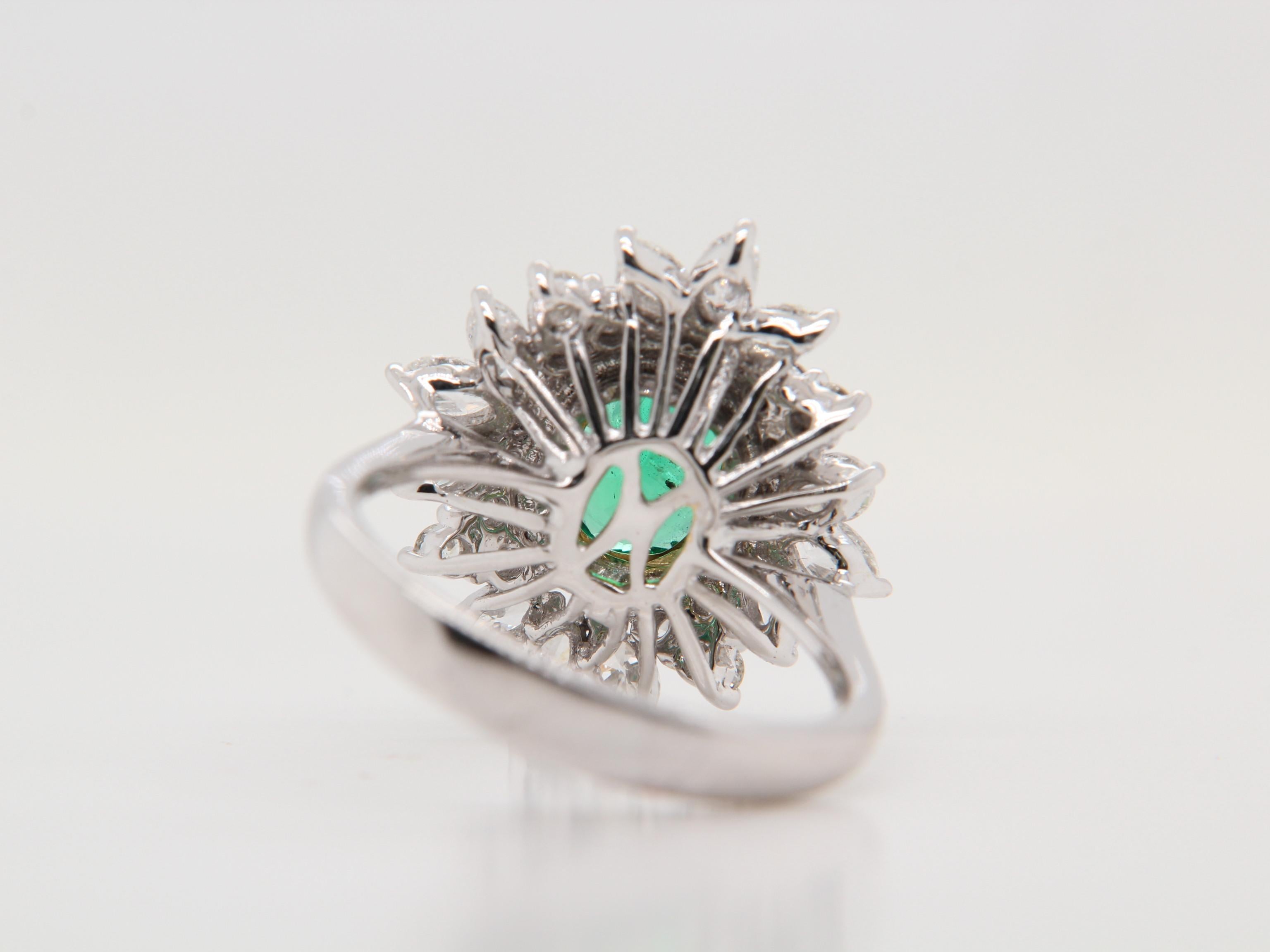 1.01 Carat Emerald And Diamond Ring In New Condition In Bangkok, TH