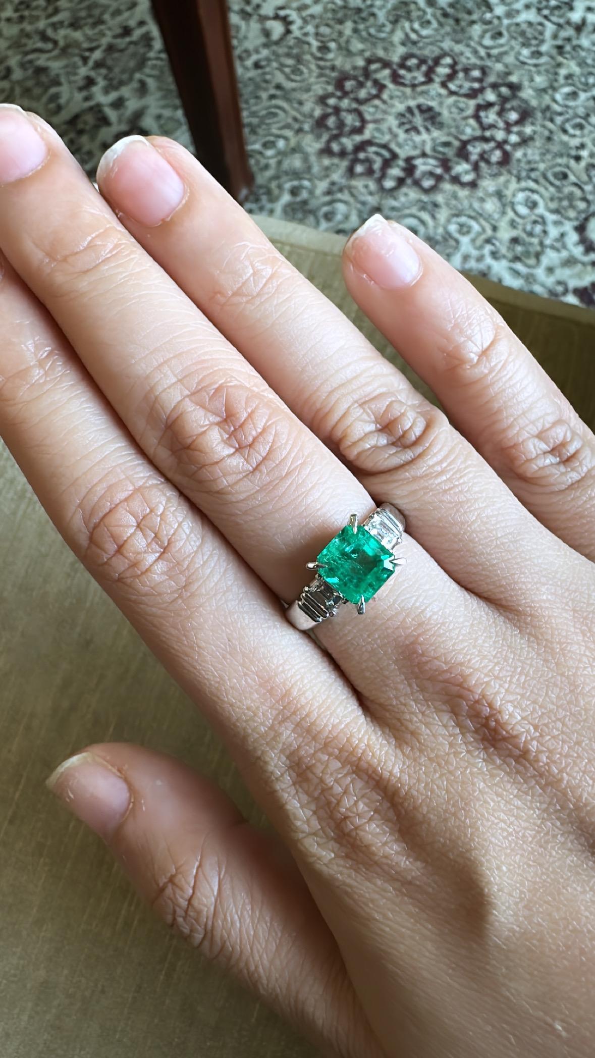 GRS certified 2.05 carats Mariposa Colombian Emerald & Diamonds Engagement Ring In New Condition For Sale In Hong Kong, HK
