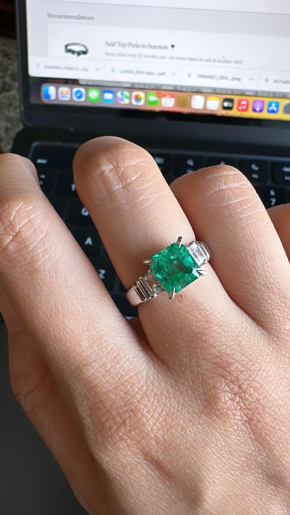 Women's or Men's GRS certified 2.05 carats Mariposa Colombian Emerald & Diamonds Engagement Ring For Sale