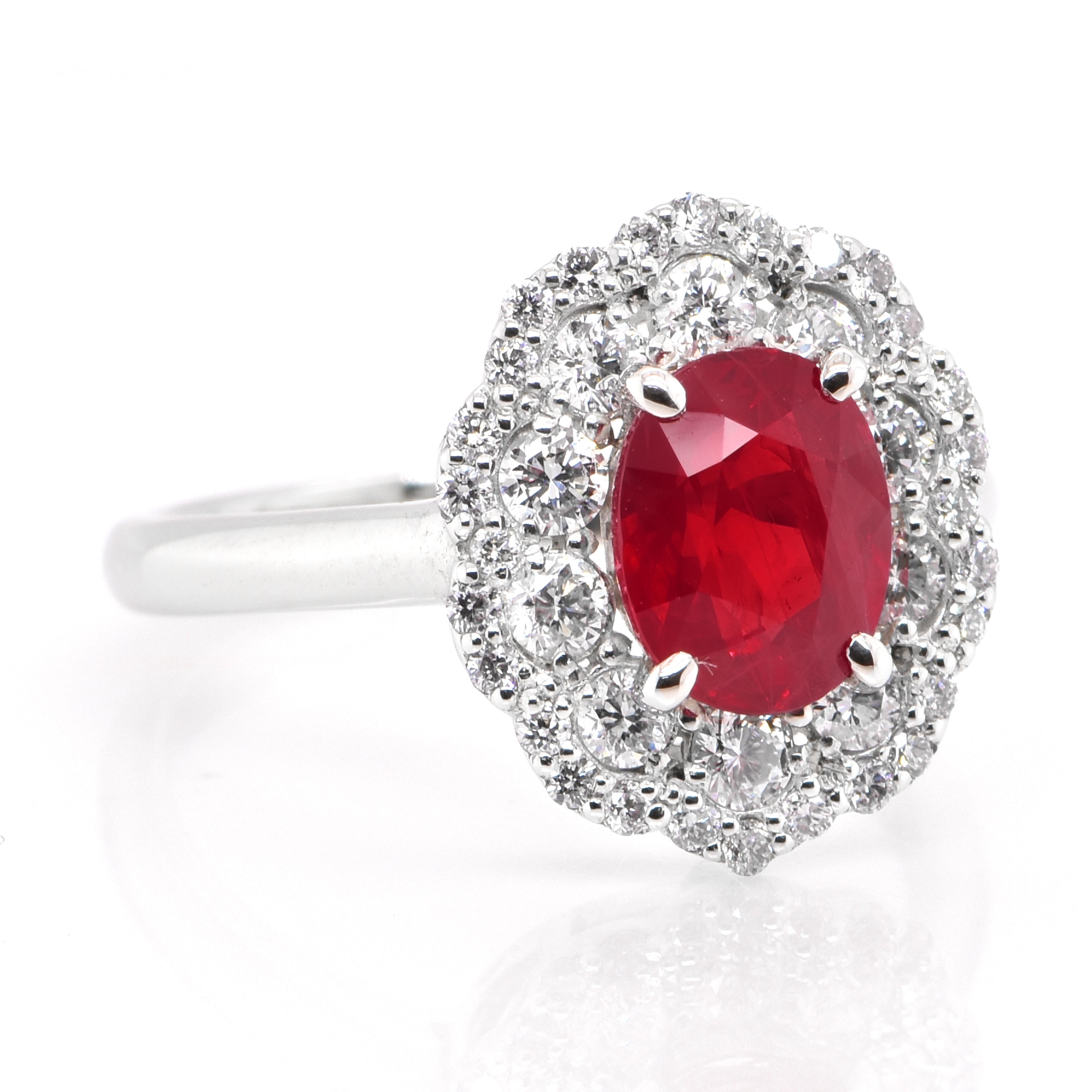 GRS-zertifizierter 2,06 Karat burmesischer Rubin und Diamant-Halo-Ring aus Platin (Moderne) im Angebot