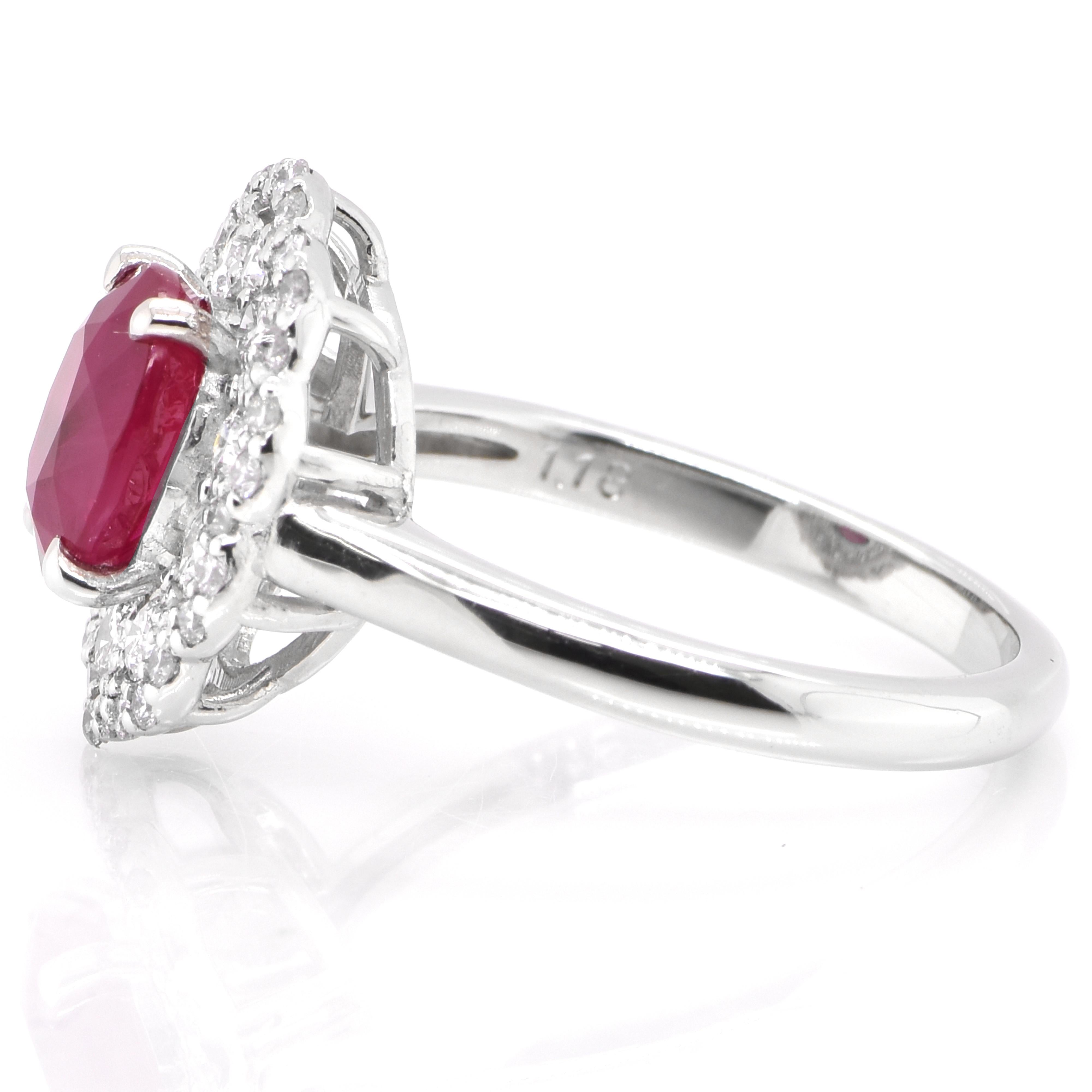 GRS-zertifizierter 2,06 Karat burmesischer Rubin und Diamant-Halo-Ring aus Platin (Ovalschliff) im Angebot