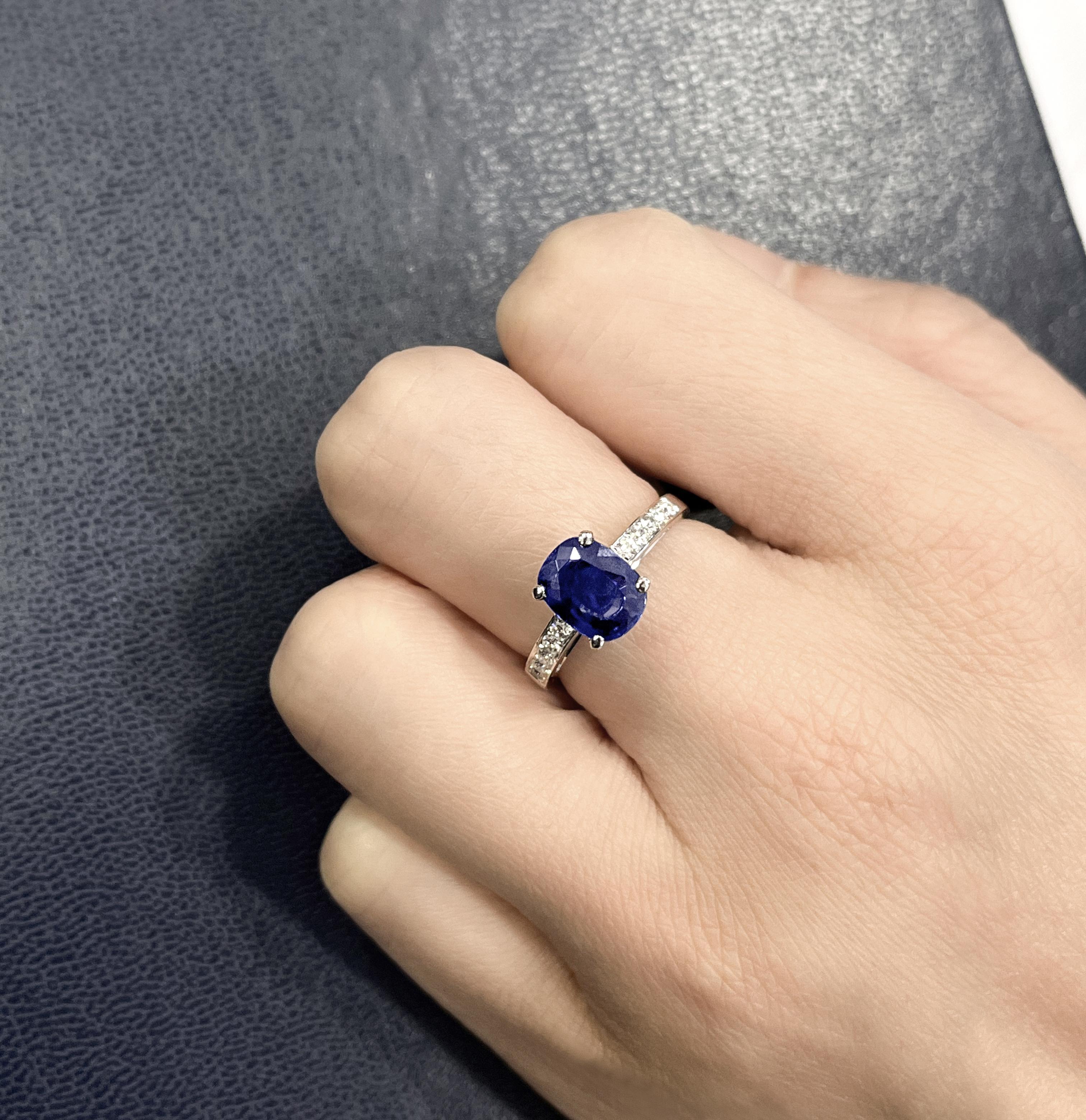 Anillo de diamantes y zafiro azul intenso con certificado GRS de 2,06 quilates en venta 4